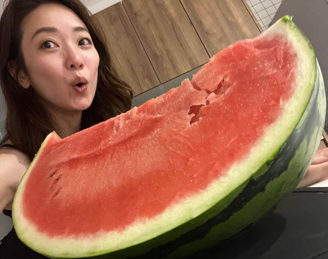 野木久美子さんのインスタグラム写真 - (野木久美子Instagram)「スイカたんデカすぎじゃない？😳🤩🍉 皆んなに見せたくって親戚が買ってきたんだって☺️優しい♡ カートのカゴに入らないからカートに直乗せだって🤣  すごぉーーー  直径40センチ近くあって大味なんかと思いきや おったまげぇ〜  甘々のシャキシャキ♡ 19キロだったと。。。WAO！！ 興奮してめちゃパシャパシャ撮っちゃった🤩📸  #巨大スイカ #🍉 #スイカ好き #スイカで冷蔵庫パンパン #嬉しさもパンパン #selfie」7月11日 13時04分 - nogikumigram