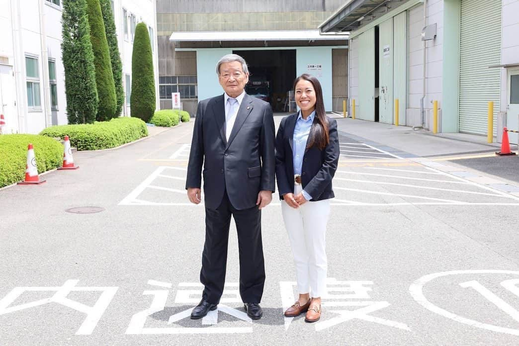 中山三奈のインスタグラム：「ご報告です🌱  この度、木村化工機株式会社様とスポンサー契約を締結致しましたのでご報告させていただきます。  小林社長をはじめ、木村化工機の皆様に温かく迎えていただきとても嬉しい思いでいっぱいです。  明日から青森レディスオープンゴルフトーナメントが始まります。  ウェアの左袖に　”KCPC” (KIMURA CHEMICAL PLANTS CORPORATION)のワッペンをつけて戦います！  優勝を目指して後半戦も頑張りますので、応援宜しくお願い致します。  #木村化工機株式会社 #KCPC #中山三奈」