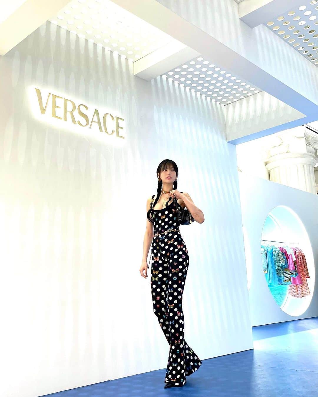 ナナ さんのインスタグラム写真 - (ナナ Instagram)「nana ♥️ versace  @versace  #광고 #Versace #VersaceLaVacanza  #베르사체 #베르사체라바칸자  #신세계백화점강남점」7月11日 13時18分 - jin_a_nana