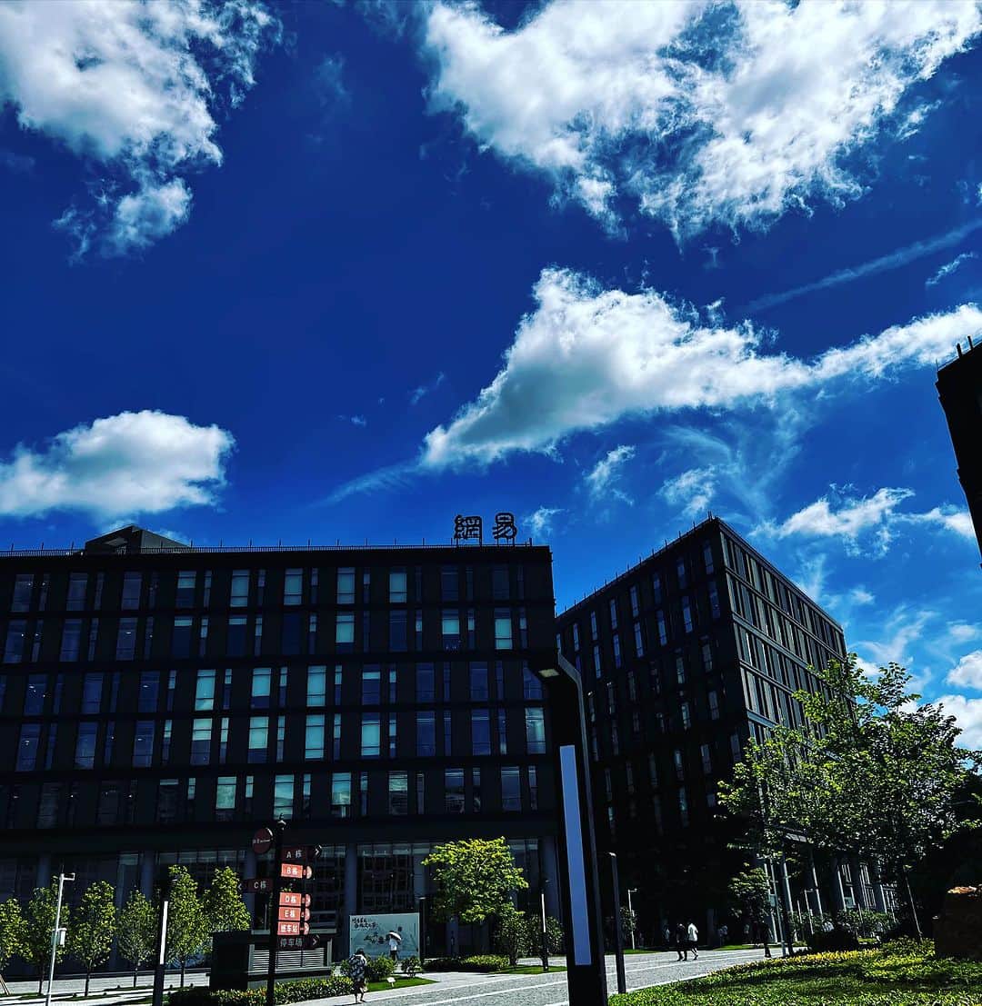 須田剛一のインスタグラム：「We've arrived at the NetEase Guangzhou HQ. The sheer scale reminds me of the EA campus...」