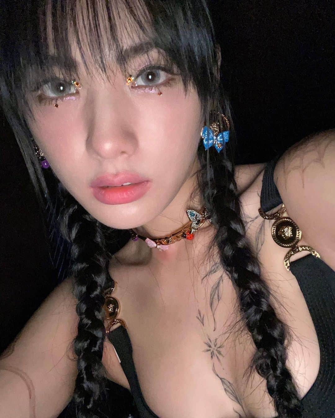 ナナ のインスタグラム：「✨Versace make up & styling🦋🐞🌸」