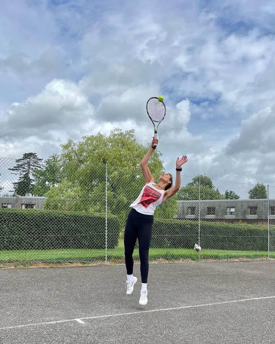 メラニー・サイクスのインスタグラム：「In my happy place on a tennis court. 🎾😁🤸🏽‍♂️💫❤️ When I was a child all I wanted to be was a professional tennis player. I would devour Wimbledon. I talk about my passion for tennis and specifically Wimbledon  in my book so significant it was.  I've had the pleasure of playing and being coached sporadically over the years but I've never played consistently enough to get really good at it, but as an athletic person (which I've definitely established I am  in the last two decades) , I would have loved to spend my professional life doing just that.  I love the process of getting fit, centred physically and mentally and being strong. I understand the dedication it takes to get to that sort of level and it appeals to my nature and it is that I love watching in the players. 😁  Watching  Wimbledon specifically every year for me is so sweet and when I've ever had the opportunity to go and I have done, not least with one of my biggest tennis idols in my young life, Boris Becker, It feels unreal and magical.  I say in my book that Wimbledon might as well have been on Mars, when I was a kid growing up in the north.   For me it's the stuff of dreams.  So here's me giddy as a kipper on court and refreshing my brain on my serve.   Now back to Wimbledon 😍  Enjoy the tennis   New balls please 😁  @champneysspas   Thank you @archielandymore_  for the coaching 😁💫 & the photography lol   #childhoodpassions #tennislove  #tennis🎾  #practicingserve  #svitolinaforthewin」
