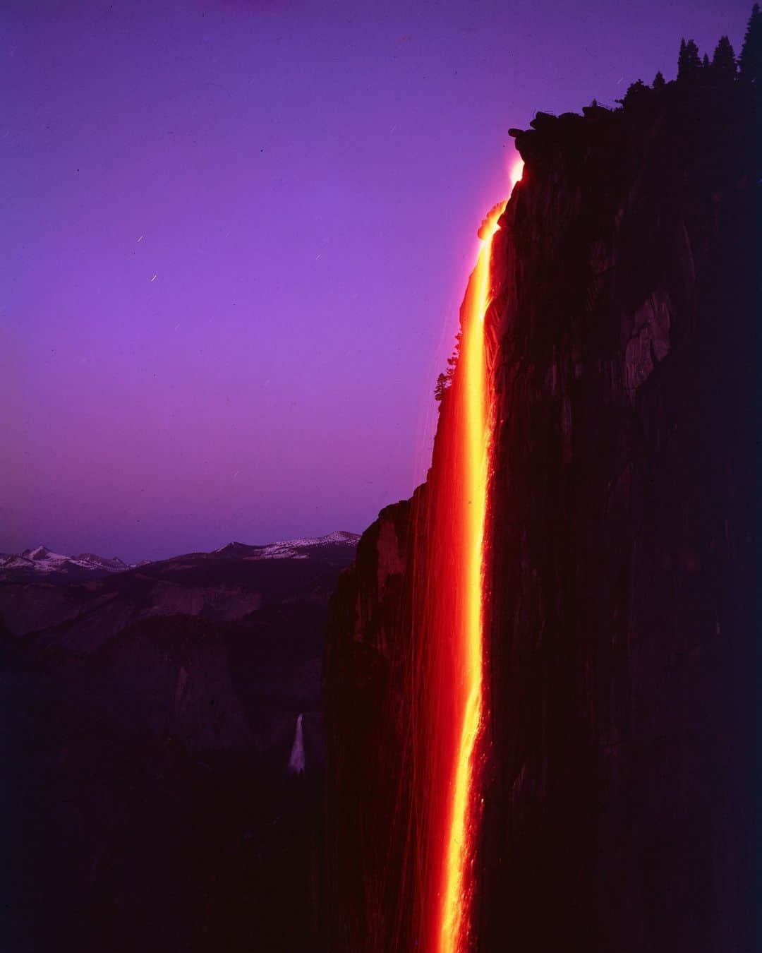 lifeのインスタグラム：「Firefall from Glacier Point at Yosemite National Park, California, 1962.   Click the link in bio to view more Vintage Yosemite: Breathtaking Photos of a National Treasure!   (📷 Ralph Crane/LIFE Picture Collection)   #LIFEMagazine #LIFEArchive #RalphCrane #1960s #Yosemite #YosemiteNationalPark #California #NPS #Firefall #Waterfall」