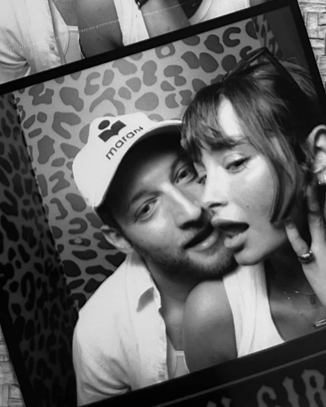 テイラー・ラシェのインスタグラム：「1. cheetah photobooth > 2. goodwill but make it cute  3. the rental home ♡  4. movie theater drip 5. cute restaurant, cute fingers 5. ride or die's」