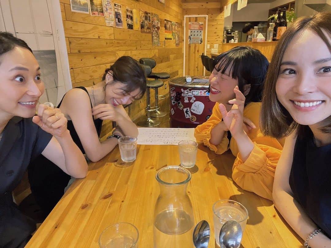 岩崎裕美さんのインスタグラム写真 - (岩崎裕美Instagram)「.  この4人で飲みに行った先で最終お店の全員友達かな？ぐらいみんなで楽しくおしゃべりした夜。  その時のご縁で繋がった @yanocurry さんにお邪魔してきました🍛  ４人で行くね！って言って翌月に有言実行。  この日のカレーはね〜  ・レモンライタのせキノコキーマカレー ・鰹出汁と煮干のクリーム出汁カレー ・スパイス＆ハーブ鶏ももにすだちのネギソース ・えのきバターのマサラ炊込飯  …とのこと。  文字だけでも美味しいでしょう？  ええ、めちゃくちゃ美味しいんです🥹  私たちは全員トッピングでスパイス煮卵も追加🥚  一口食べた瞬間の感動🫨 みんなで美味しいを連発しながら完食したよー！  また食べたい🥹  …がしかし！  8月前半までは矢野in福岡だそうで不在です。笑  8月後半は大阪で営業されるそうなので みなさまぜひ行ってみてね！！」7月11日 23時04分 - hiromi_iwasaki