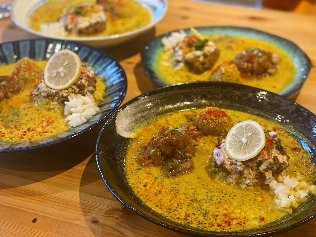 岩崎裕美のインスタグラム：「.  この4人で飲みに行った先で最終お店の全員友達かな？ぐらいみんなで楽しくおしゃべりした夜。  その時のご縁で繋がった @yanocurry さんにお邪魔してきました🍛  ４人で行くね！って言って翌月に有言実行。  この日のカレーはね〜  ・レモンライタのせキノコキーマカレー ・鰹出汁と煮干のクリーム出汁カレー ・スパイス＆ハーブ鶏ももにすだちのネギソース ・えのきバターのマサラ炊込飯  …とのこと。  文字だけでも美味しいでしょう？  ええ、めちゃくちゃ美味しいんです🥹  私たちは全員トッピングでスパイス煮卵も追加🥚  一口食べた瞬間の感動🫨 みんなで美味しいを連発しながら完食したよー！  また食べたい🥹  …がしかし！  8月前半までは矢野in福岡だそうで不在です。笑  8月後半は大阪で営業されるそうなので みなさまぜひ行ってみてね！！」