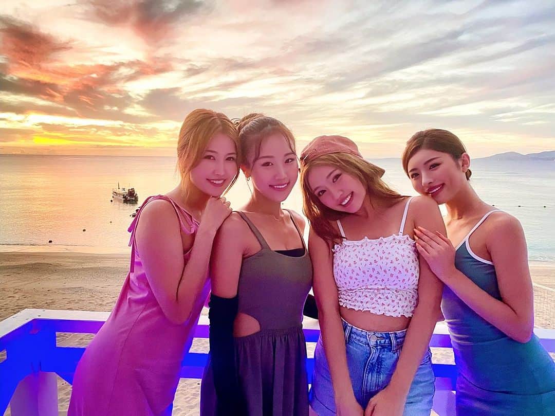 CYBERJAPAN Staffのインスタグラム：「撮影打ち上げ🥂 沖縄のサンセットを眺めながらBBQ。四日間最高のクルーに恵まれて楽しい撮影期間でした。 暑さと戦った日もあったけど、終わってみたら全て良い思い出。 参加メンバーのKANAE、KAZUE、HARUKA、MIYABIも頑張りました！  こんな素敵な撮影に参加させて頂き、有難うございました！  #missionbeach #okinawa #sunset #cyberjapan #沖縄 #ミッションビーチ #サイバージャパン」