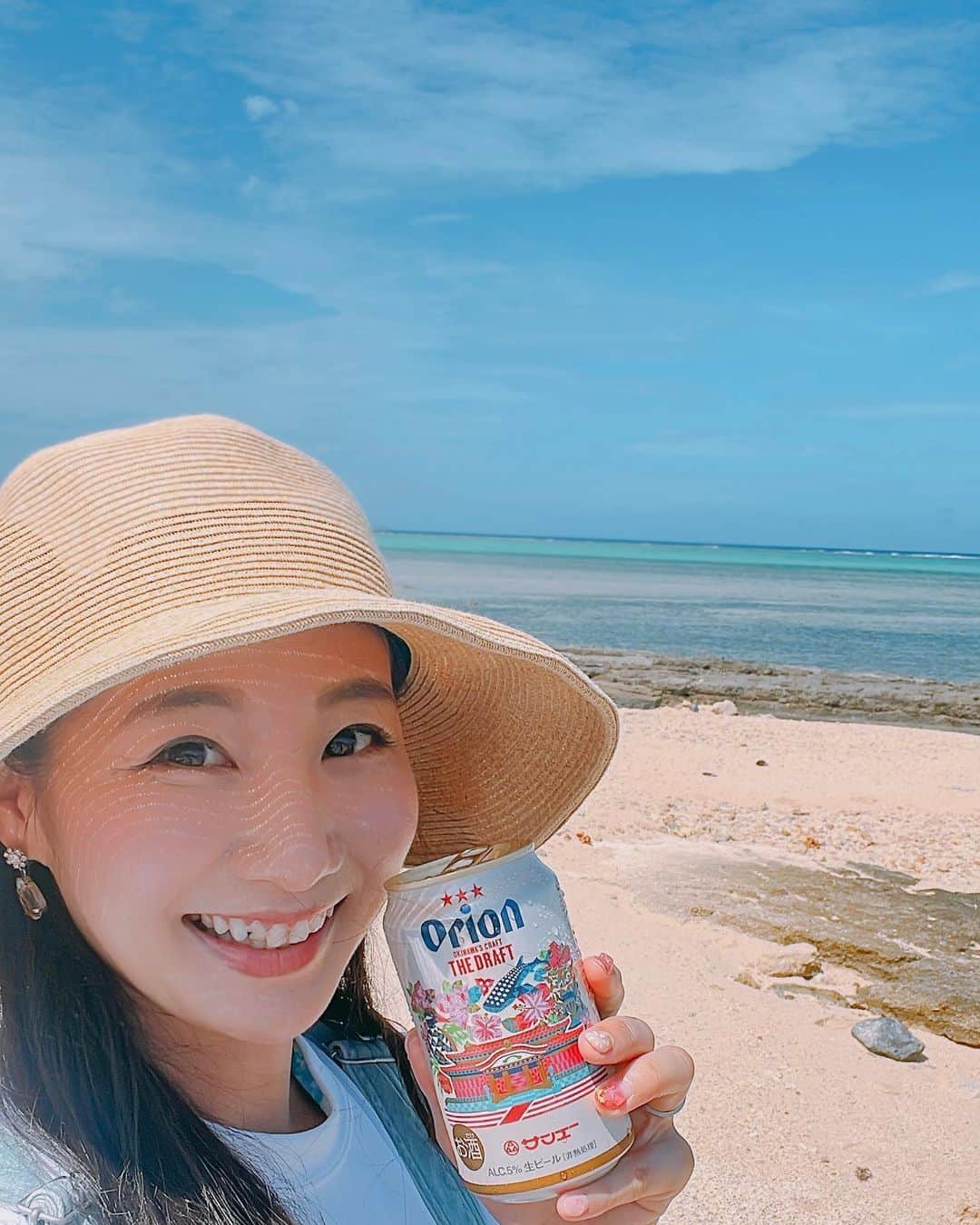 島津久美子さんのインスタグラム写真 - (島津久美子Instagram)「青く透き通った空と海と大好きな家族とビールと沖縄の地で歳をとることができた今年のmy birth day🌻 毎年生まれてきたことに感謝の気持ちでいっぱいになれることに更に感謝🥹✨❤️  夕方には虹が出て！！はじめて端から端まで🌈をみて感動でした。 幸先のいいスタートです✨  (👶3枚目)息子はカメラを向けるとノールックでピースしてくるようになりました😂→成長と月日の早さを感じます (👩🏻5枚目)私は図らずも去年と着ている服が同じです😂→時も女子力も止まっていることを感じます  ということで、これまで以上に一分一秒毎日大切に過ごしたいと思います‼︎‼︎‼︎‼︎‼︎‼︎😇✨  #誕生日でした #歳をとりました #沖縄旅行 #海好き女子 #女子じゃないか #オリオンビール #オリオン好き #海で過ごす誕生日 #ママアナウンサー #誕生日旅行 #happybirthdaytome #okinawa #orionbeer #sealover #sammertime」7月11日 22時59分 - kumiko_shimazu