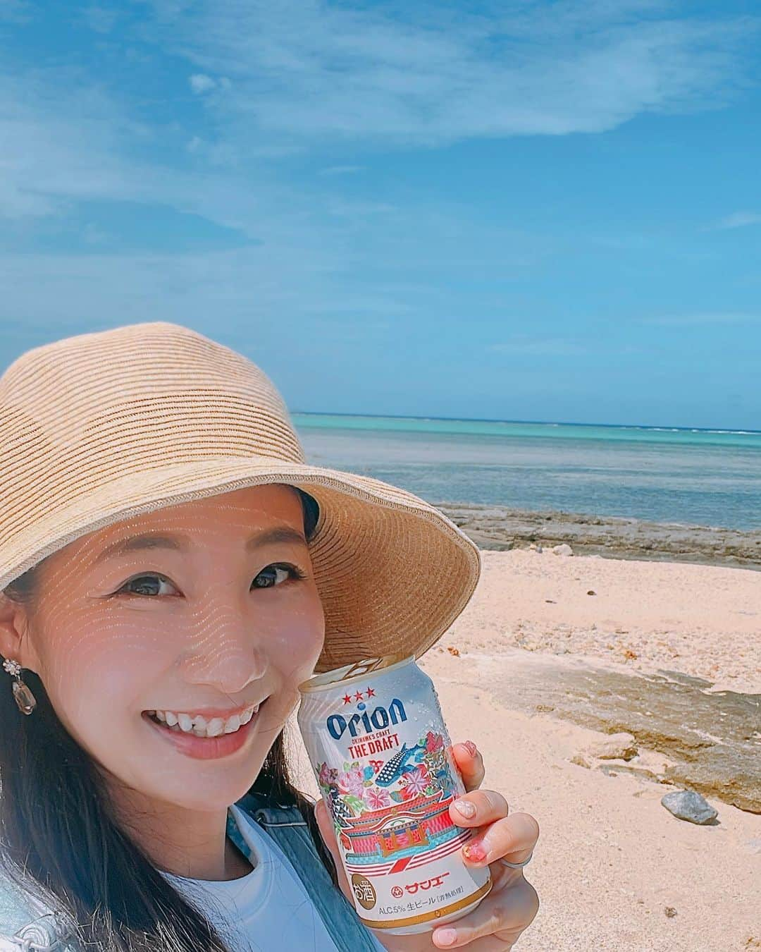 島津久美子のインスタグラム：「青く透き通った空と海と大好きな家族とビールと沖縄の地で歳をとることができた今年のmy birth day🌻 毎年生まれてきたことに感謝の気持ちでいっぱいになれることに更に感謝🥹✨❤️  夕方には虹が出て！！はじめて端から端まで🌈をみて感動でした。 幸先のいいスタートです✨  (👶3枚目)息子はカメラを向けるとノールックでピースしてくるようになりました😂→成長と月日の早さを感じます (👩🏻5枚目)私は図らずも去年と着ている服が同じです😂→時も女子力も止まっていることを感じます  ということで、これまで以上に一分一秒毎日大切に過ごしたいと思います‼︎‼︎‼︎‼︎‼︎‼︎😇✨  #誕生日でした #歳をとりました #沖縄旅行 #海好き女子 #女子じゃないか #オリオンビール #オリオン好き #海で過ごす誕生日 #ママアナウンサー #誕生日旅行 #happybirthdaytome #okinawa #orionbeer #sealover #sammertime」