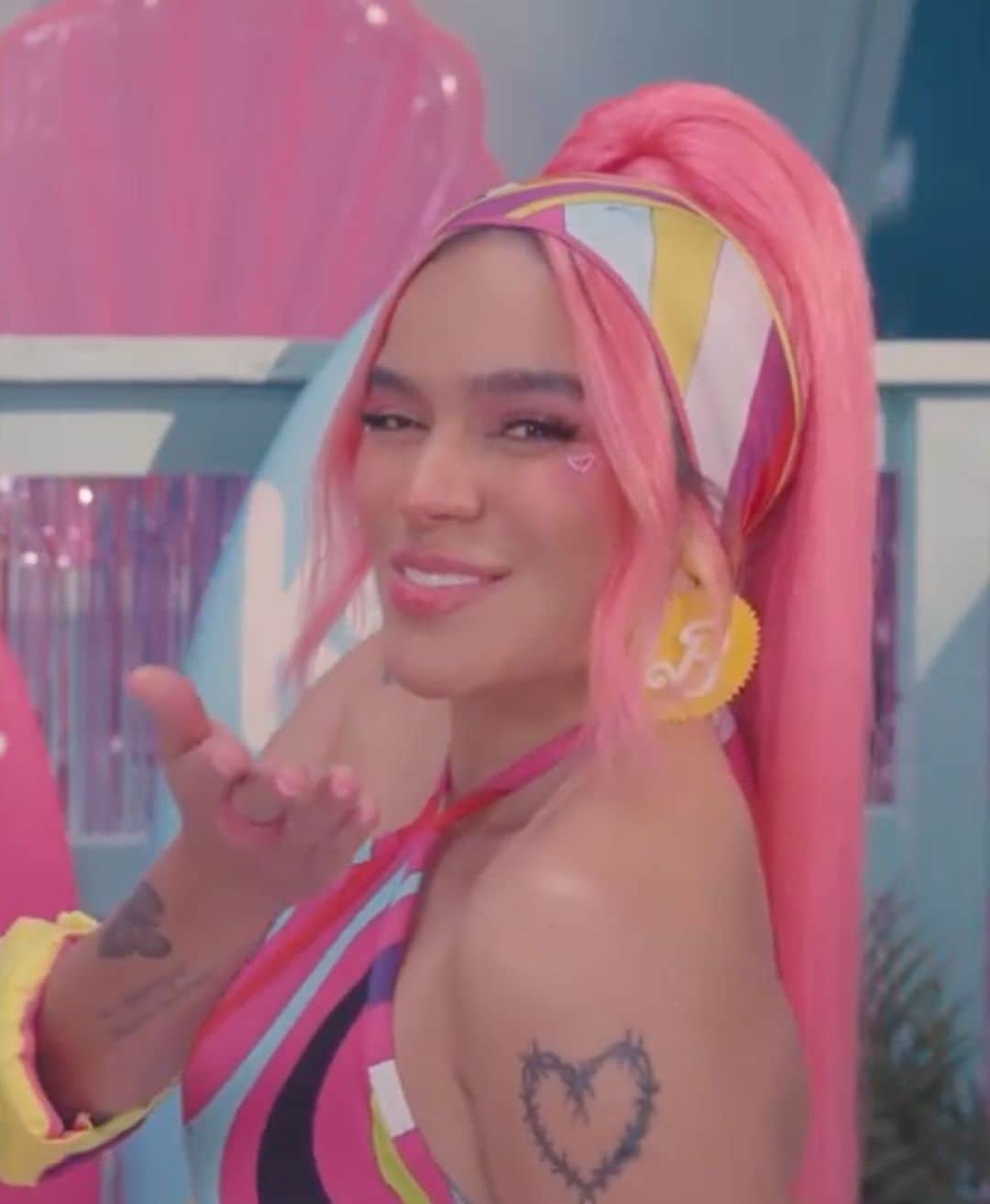 エミリオプッチのインスタグラム：「PUCCI BARBIES   As the Barbie movie makes its worldwide debut, Pucci is the perfect fit. From red carpet premieres to the official music video, see @karolg in Pucci by @camillemiceli.  #Pucci」