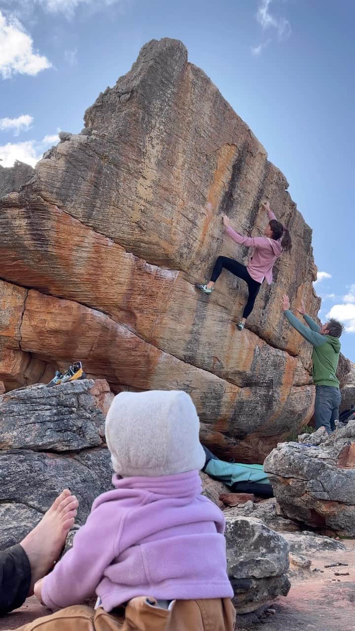 ペイジー・クラッセンのインスタグラム：「No one’s having any fun here and the rocks aren’t very pretty.  Psyche.  If I was ever in doubt, which I wasn’t, board climbing works (thanks @kilterboard). Thought I’d lost some finger strength over the last decade, but couldn’t latch these micro crimps 8 years ago. Lockoff strength is feeling surprisingly decent, and Larkin is snacking all the best sand. Everyone is winning!  ✅ Black Mango Chutney, V10  @lasportivana @maximropes @physivantage + @gustav.paul on baby duty and @arjandekock on the spot.」