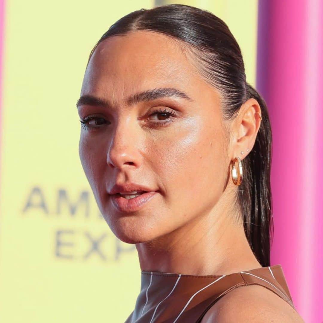 JO BAKERさんのインスタグラム写真 - (JO BAKERInstagram)「G A L • G A D O T  Latte tones and summery radiance on #galgadot for @barbiethemovie premiere!!! #lattemakeup is trending right now ~ but what is it??  It’s caramel, toffee tone neutrals and it’s super hot right now!!  Love makeup that has a visual back story…and this is just about leaning into the more yellow based coffee  hues to create this trend.   Swipe to see this head to toe golden goddess look (shoes to die for) and what products were used to create this understated bronzed glowing look!!   Style @karlawelchstylist @jw_anderson  Hair @jennychohair  Makeup by me #jobakermakeupartist 💋  Photo - shadowy dream portrait by my girl @chelsealaurenla 📸📸📸」7月11日 23時02分 - missjobaker