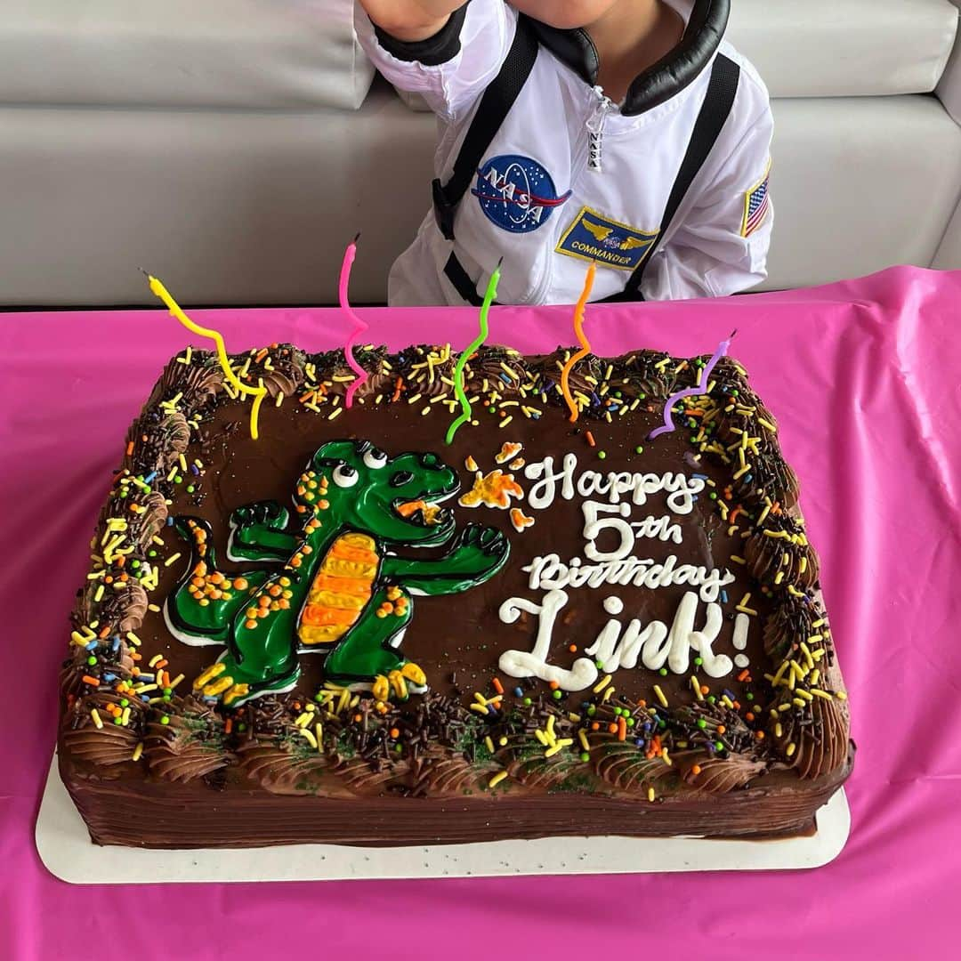 オクヒラテツコ（ぺこ）のインスタグラム：「Happy 5th birthday my son🎉 生まれてきてくれて、元気に大きくなってくれて、たくさんのハッピーをくれて、ほんとうにほんとうにありがとう！ あなたのママになれたこと、あなたが毎日ハッピーで過ごしてくれること、それがなによりの幸せ！❤️ 伝えても足りないくらいいつもほんとうにありがとう！ どんな5歳の1年になるかな〜たくさん思い出つくろうね🍕」