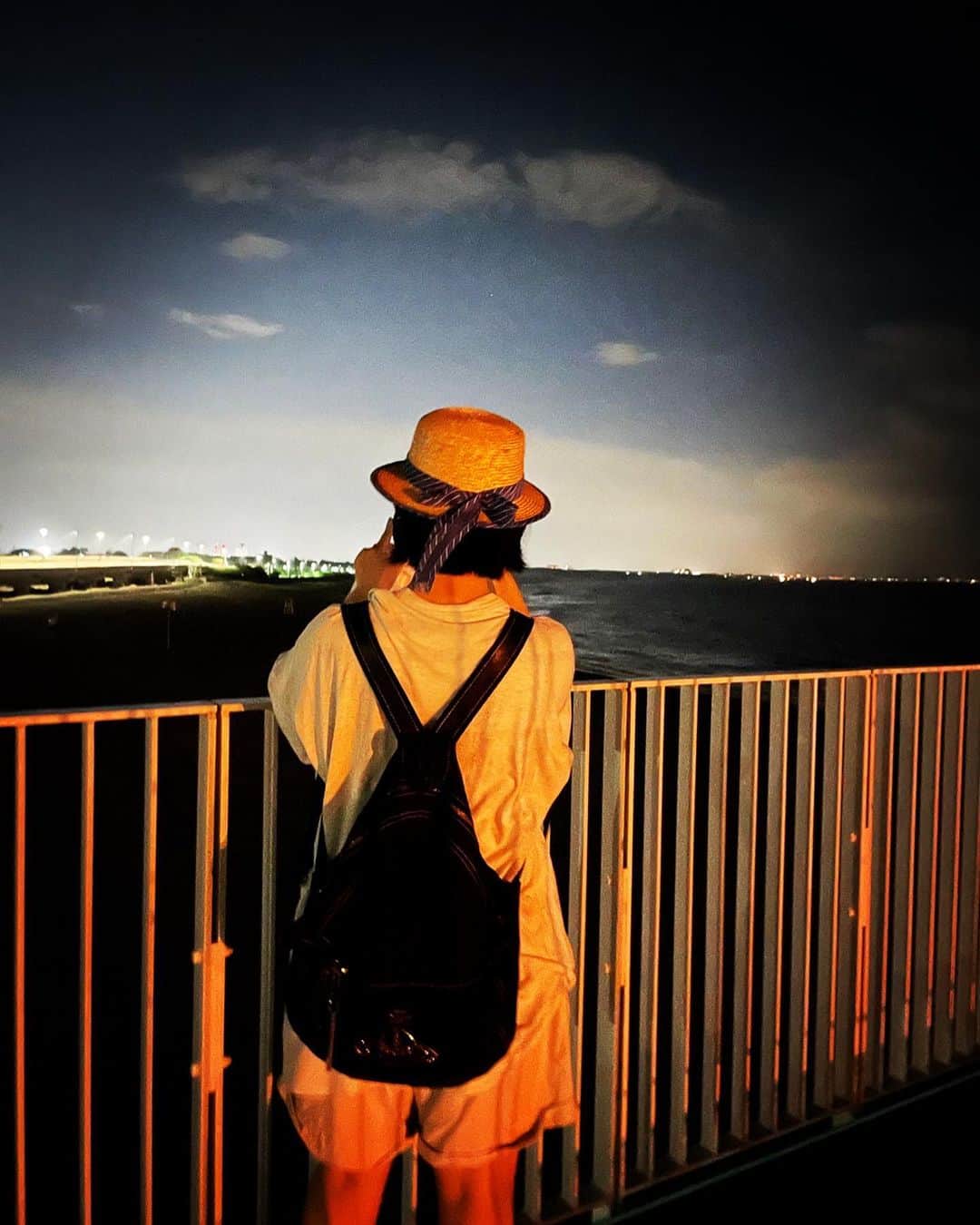ななえ（キラキラ関係）さんのインスタグラム写真 - (ななえ（キラキラ関係）Instagram)「夏と海は大変苦手。。 でも、夜の海があまりに素晴らし過ぎた🙆🏻‍♀️ スーパーモデルのHIBARIが撮ってくれたお写真がエモエモ。 10時間ぐらいずっと運転してくれた🚗 すげー💐 結婚してくれー👰🏻‍♀️👰🏻‍♀️  #ななえは助手席でずっとブーブー言ってた #万死に値するなんちゃん」7月11日 23時04分 - nanchan0601
