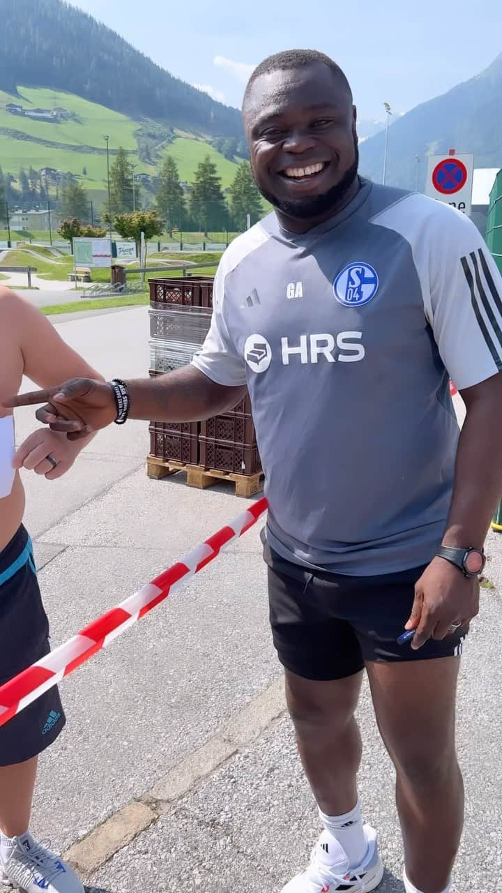 ゲーラルド・アサモアのインスタグラム：「Ein Traum wird wahr: ein originales Autogramm von @gerald.asamoah als Tattoo 💙✍️🙌 . . #S04HoheTauern #Trainingslager #Mittersill #Austria #Schalke #S04 #Football #Soccer #Fußball #Futbol #Knappen #🔵⚪️」