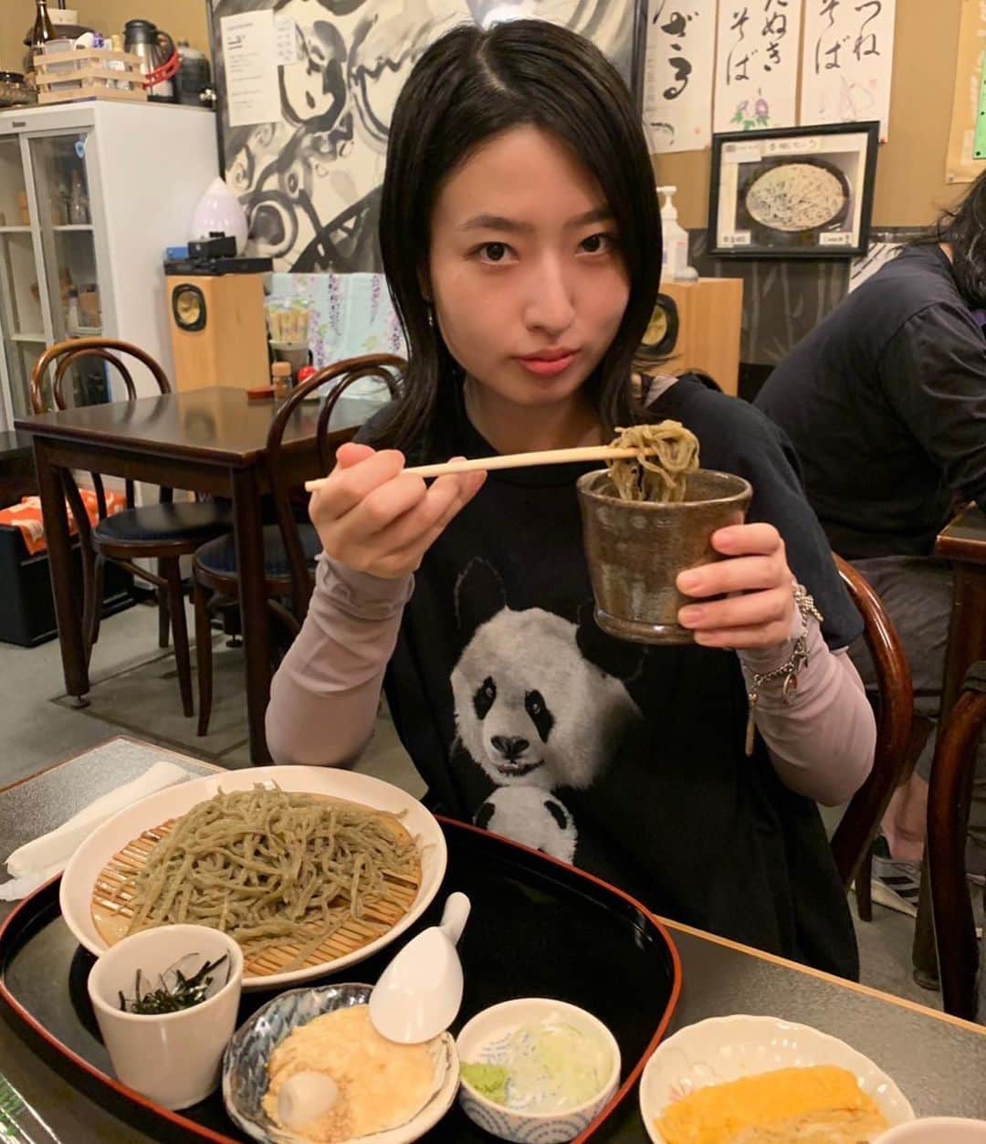 AO さんのインスタグラム写真 - (AO Instagram)「蕎麦会してきた 粗挽きで濃い蕎麦 美味です🙆‍♀️ 蕎麦湯がお粥みたいに とろっとろでした 猫以外の動物着てるの珍しいって言われた🐼笑 #蕎麦#そば屋#粗挽き蕎麦#とろろ蕎麦#パンダ」7月11日 23時13分 - ao_sekiguchi