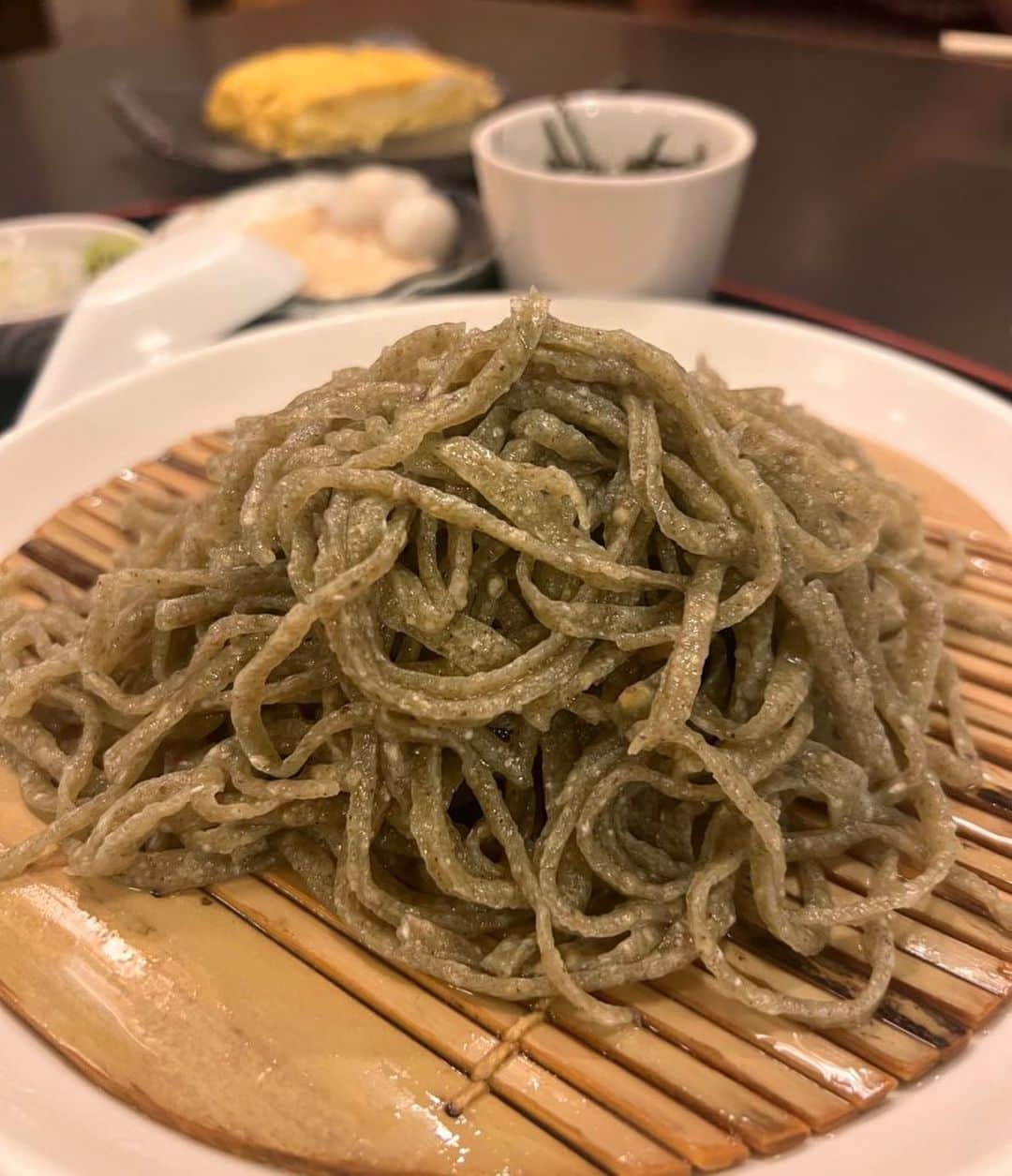 AO のインスタグラム：「蕎麦会してきた 粗挽きで濃い蕎麦 美味です🙆‍♀️ 蕎麦湯がお粥みたいに とろっとろでした 猫以外の動物着てるの珍しいって言われた🐼笑 #蕎麦#そば屋#粗挽き蕎麦#とろろ蕎麦#パンダ」