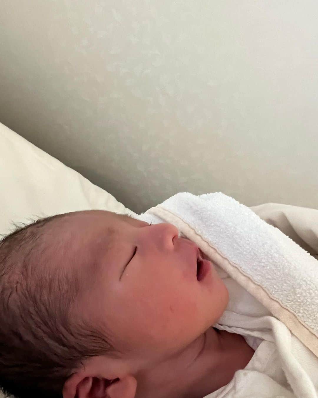 Risako Yamamotoさんのインスタグラム写真 - (Risako YamamotoInstagram)「July 10th,2023 3:08 am 2674g 👼🏻🍼✨  元気な男の子を出産しました♡ 希望のバースプランも叶ってホッと☺︎  1日でもズレると立ち会ってもらえないスケジュールの中で、奇跡的に陣痛から側にいてくれて、立ち会いもしてもらえました🥹✨🌟  そして、陣痛が始まってから随時LINEでアドバイスしてくれたおねえこのおかげで褒められまくりのスピード安産になりました🙏🏽✨  応援して下さった皆さま、有難うございます♡🙇🏼‍♀️  #newborn #justborn #babyboy #出産」7月11日 23時08分 - risako_yamamoto