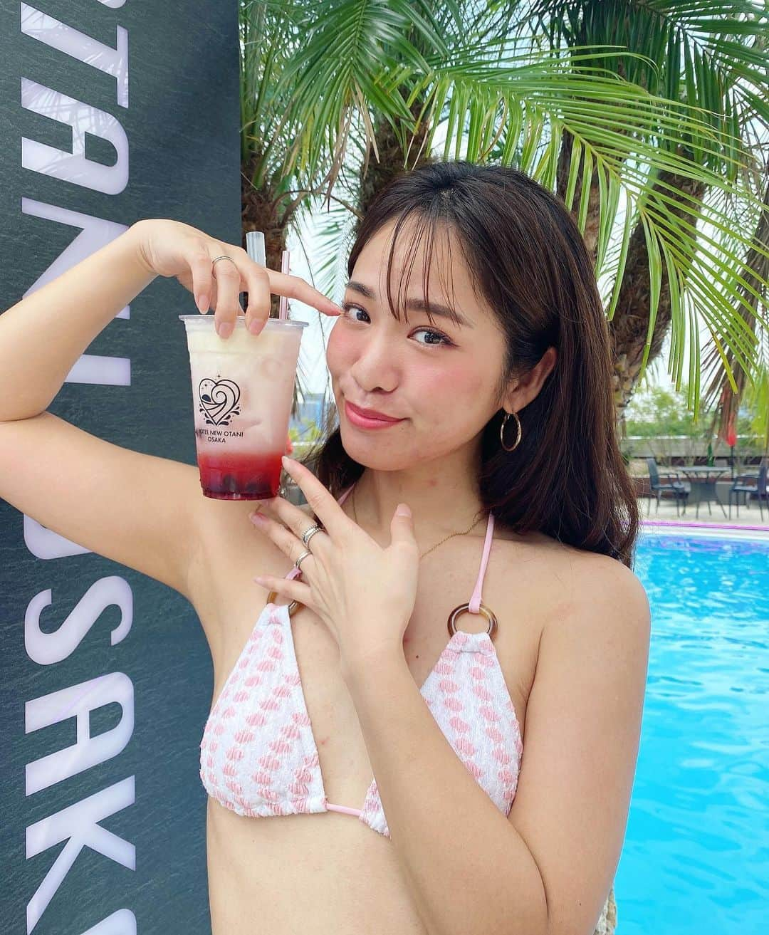 藤森マリナさんのインスタグラム写真 - (藤森マリナInstagram)「🌴👙🩷🩵🫧 ホテルニューオータニ大阪 Hotel NewOtani Osaka  ㅤㅤ  ㅤㅤ今年もニューオータニのプールがはじまったよ☺️！ いつもナイトプールだったから はじめてデイ利用してみた🩵 ホテルの料理が食べられるし ドリンクも可愛い🍓💕 ナイトよりゆっくりできるかも(´▽｀)  ㅤㅤビキニは2人ともSHEIN👙🫧 初めてSHEINでビキニ購入したけど ほぼ1500円以下で 面積大きいのから小さいの ワンピースや長袖タイプパレオ付きとか ほんっっとに種類も色も柄もたくさん！！ 今年のビキニ、SHEINでどう☺️💭❓  ㅤㅤ一つ前の投稿でもクーポン紹介してるけど ※【NEWOTANI】←と入力でも最大20%オフ❣️🉐 (こちらも8/31まで有効) まじでシーイン様様だ🙏🏻✨ みんな是非使ってお得に買い物してね☻  ㅤㅤ  ㅤㅤ#otanipools#ホテルニューオータニ大阪#ホテルニューオータニ大阪ok#ホテルニューオータニ#osakahotel#osakahotels#hotelpool#daypool#ナイトプール#ビキニ#newotaniwithshein#SHEIN#shein水着#水着コーデ#三角ビキニ#ビキニ女子#腹筋女子#トレーニング女子#ボディメイク#筋トレ女子#ケツスタグラム#尻トレ」7月11日 23時23分 - maaarina0806