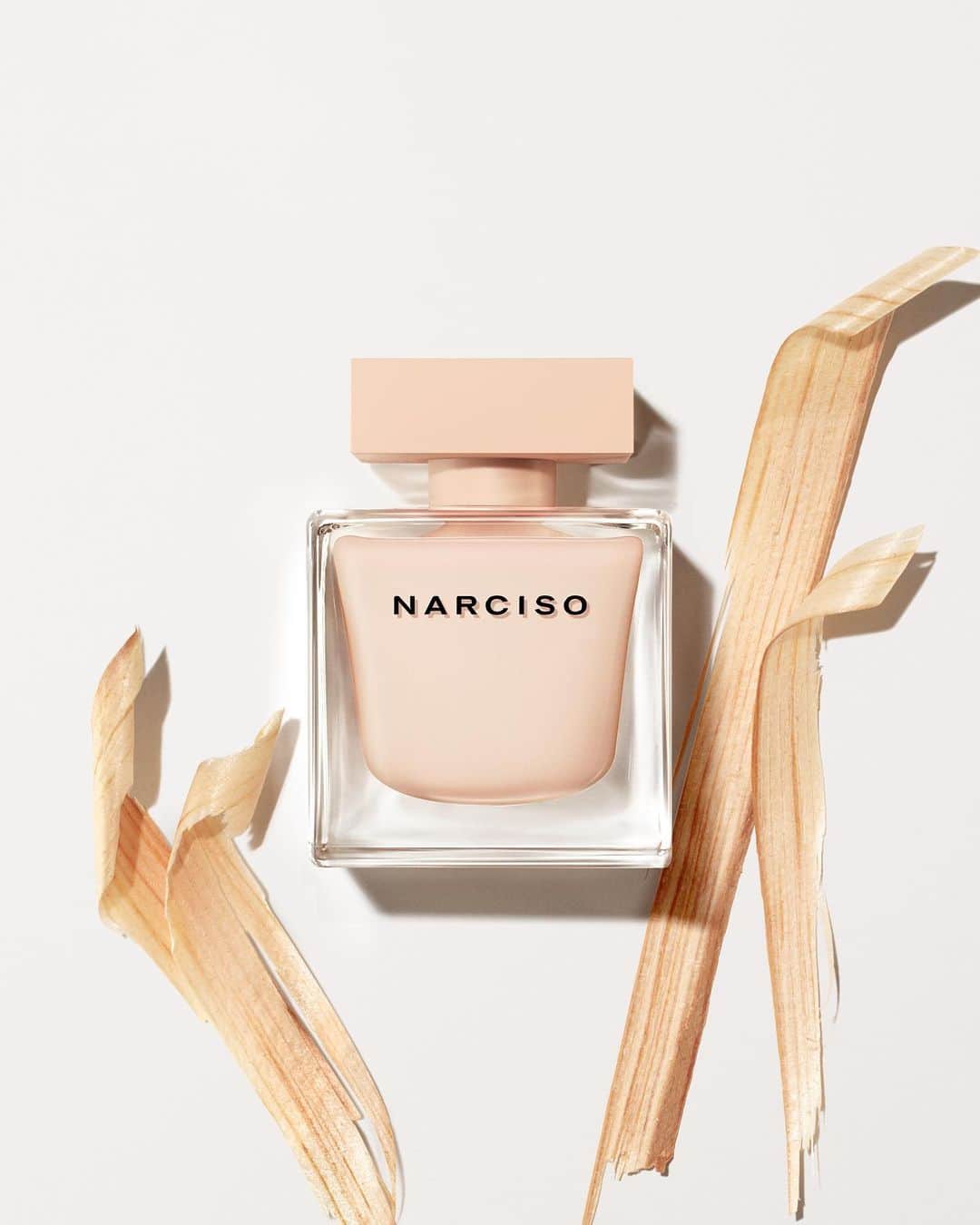 ナルシソロドリゲスのインスタグラム：「Embrace the delicate notes of NARCISO eau de parfum poudrée: addictive musc, white jasmine petals, and Bulgarian rose.  #NARCISO #narcisopoudree #narcisorodriguezparfums #parfum #fragrance」