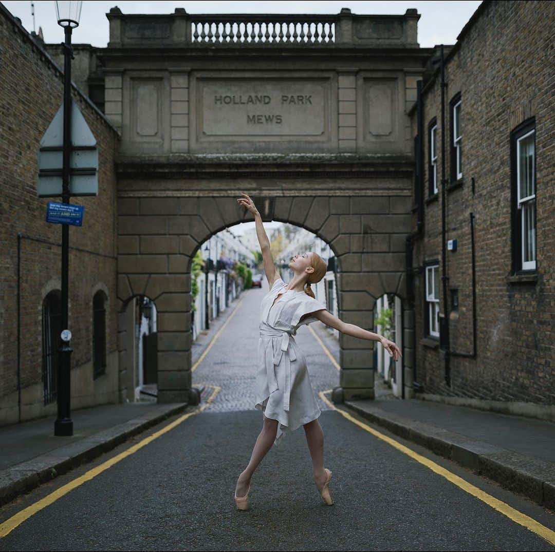 ballerina projectのインスタグラム：「𝐈𝐚𝐧𝐚 𝐒𝐚𝐥𝐞𝐧𝐤𝐨 at Holland Park Mews in London.   @iana_salenko #ianasalenko #ballerinaproject #london #hollandparkmews #ballerina #ballet   Ballerina Project 𝗹𝗮𝗿𝗴𝗲 𝗳𝗼𝗿𝗺𝗮𝘁 𝗹𝗶𝗺𝗶𝘁𝗲𝗱 𝗲𝗱𝘁𝗶𝗼𝗻 𝗽𝗿𝗶𝗻𝘁𝘀 and 𝗜𝗻𝘀𝘁𝗮𝘅 𝗰𝗼𝗹𝗹𝗲𝗰𝘁𝗶𝗼𝗻𝘀 on sale in our Etsy store. Link is located in our bio.  𝙎𝙪𝙗𝙨𝙘𝙧𝙞𝙗𝙚 to the 𝐁𝐚𝐥𝐥𝐞𝐫𝐢𝐧𝐚 𝐏𝐫𝐨𝐣𝐞𝐜𝐭 on Instagram to have access to exclusive and never seen before content. 🩰」