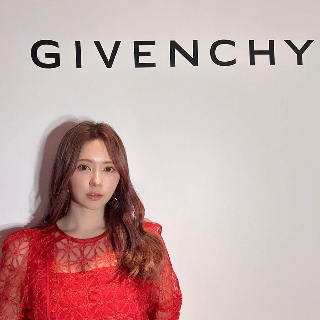 河西美希さんのインスタグラム写真 - (河西美希Instagram)「この間 @givenchybeauty の 新作発表会に行って来た🖤  ドレスコードあったから珍しく おめかしして赤ワンピ💃  新作のリップ塗って頂きました✨ 個人的にはスウォッチ一番左の9番がお気に入り！  あと唇の色消しで使って頂いた コンシーラーがあまりにも良すぎたから 後日店頭行って買ってきた！笑 明るめのN80番推しです( ᷇ᵕ ᷆ )  最近暑くてなるべく外出控えてるんだけど（早） 久々のおめかしで素敵な場所行けて 引きこもりはテンション上がりました😌笑  #givenchy #givenchybeauty #フォールコレクション #ルージュアンテルディ」7月11日 23時23分 - mikipon1111