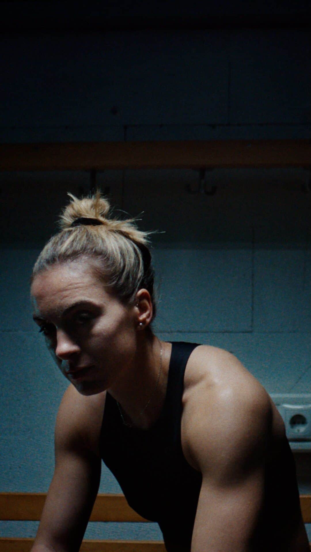 アレクサンドラ・ブルクハルトのインスタグラム：「The Infinite Sprint.  22 years of perseverance, 11 seconds of racing. For sprinter @lexbu, closing the gap between dream and reality is an act of endurance.  #onrunning #runonclouds #myinfinitesprint」