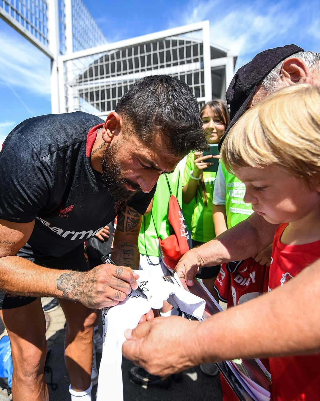 バイエル・レバークーゼンさんのインスタグラム写真 - (バイエル・レバークーゼンInstagram)「Was great to see you all today! ⚫️♥️  #Werkself #Bayer04」7月12日 4時45分 - bayer04fussball