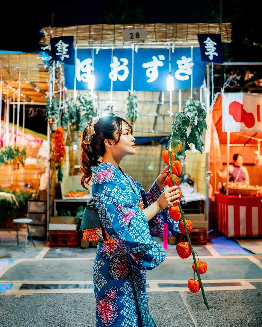 shabonのインスタグラム：「* . . . . . 今年もほおずき市へ。 浅草寺は沢山の人で賑わっていました。 ほおずきって可愛い🥹❤️ . . model : @ayaketty1685 . . FUJIFILM GFX50S II /  GF45mm F2.8 R WR . . . . . . *」