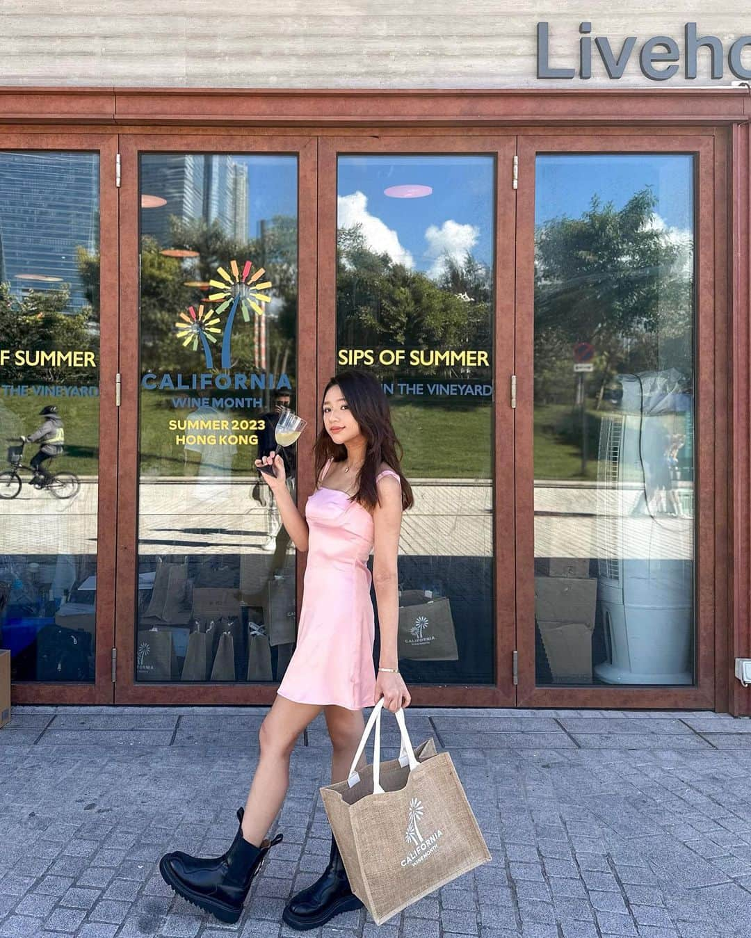 Moanna S.さんのインスタグラム写真 - (Moanna S.Instagram)「Loving the MUSIC IN THE VINEYARD live acts while enjoying my refreshing California wines! Remember MUSIC IN THE VINEYARD show is happening at West Kowloon LauBak Livehouse and there’s one more show on July 15th, where you can listen to live music while enjoying California Wines!   Follow @calhkwine and www.cawinemonthhk.com for any future events this summer!  @calhkwine #CaliforniaWineMonth #calhkwine #CaliforniaWinesHK #californiawines #californialifestyle @laubak.livehouse」7月11日 23時25分 - moannaxdessire