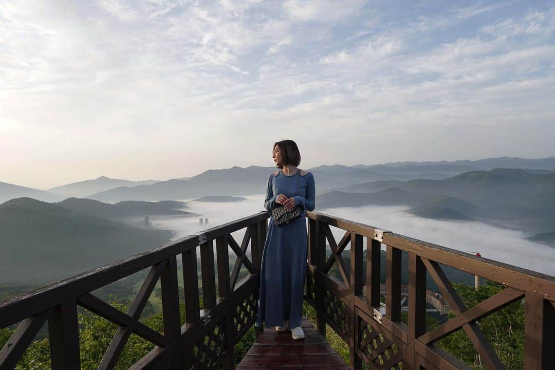 仲村美香さんのインスタグラム写真 - (仲村美香Instagram)「2泊3日の北海道旅行 とーーーーっても楽しかった😭💕 ストーリー連投してましたが 見てくれてたかなぁ？🥹🫶笑  1番感動した雲海。 早朝4時からゴンドラに乗って 雲の上に行く不思議な感覚。 素晴らしい絶景を見れました😭✨  雲海が出るかどうかは運らしくて 出てもすぐ消えてしまうこともあるそう。 この日は綺麗なトマム雲海を見ることが出来ました🥹♡  写真スポットがたくさんあって カフェとかもあるし ドッグランまである😍😍😍 ここは絶対に行くべきスポット🫶  娘ちゃんはすぐ寝てしまって 降りるまで寝ていた…笑  #星野リゾート#星野リゾートトマム #雲海テラス #雲海」7月11日 23時25分 - mikapu0519