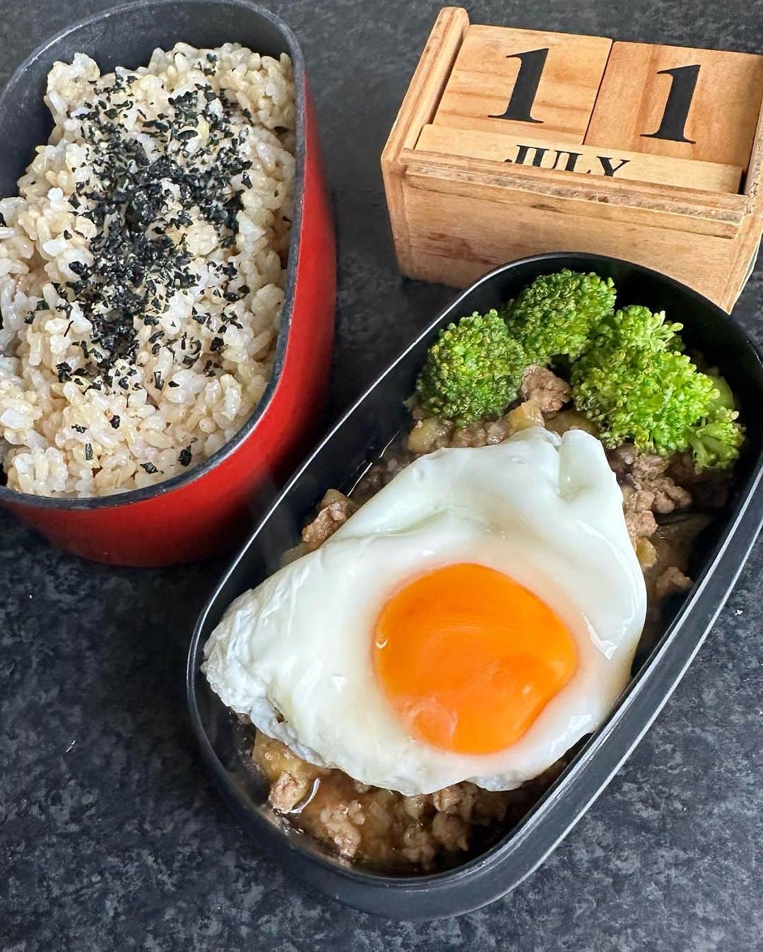 岡本安代のインスタグラム：「【長男タイ兄の麻婆茄子弁当】 テーマはミンチ。 ミンチを使ってお弁当を作るの巻。 よし！麻婆茄子だ！ 茄子の水分をレンチンでしっかり飛ばして、素揚げすることなく、 麻婆ソースに投入。  別盛りを好む者とおにぎりを望む者とそれぞれの仕様に合わせてこしらえました。 麻婆茄子を混ぜ込んだ中華おにぎりを薄焼き卵で包みました。  見た目は全く別物だけど、中身は全く同じもの。  それぞれ美味しく頂きました！ ご馳走さまでしたーー！  #走り続ける岡本家 #５人の子育てママウンサー  #岡本安代 #okkamotto弁当 #おにぎり #麻婆茄子 #お弁当」