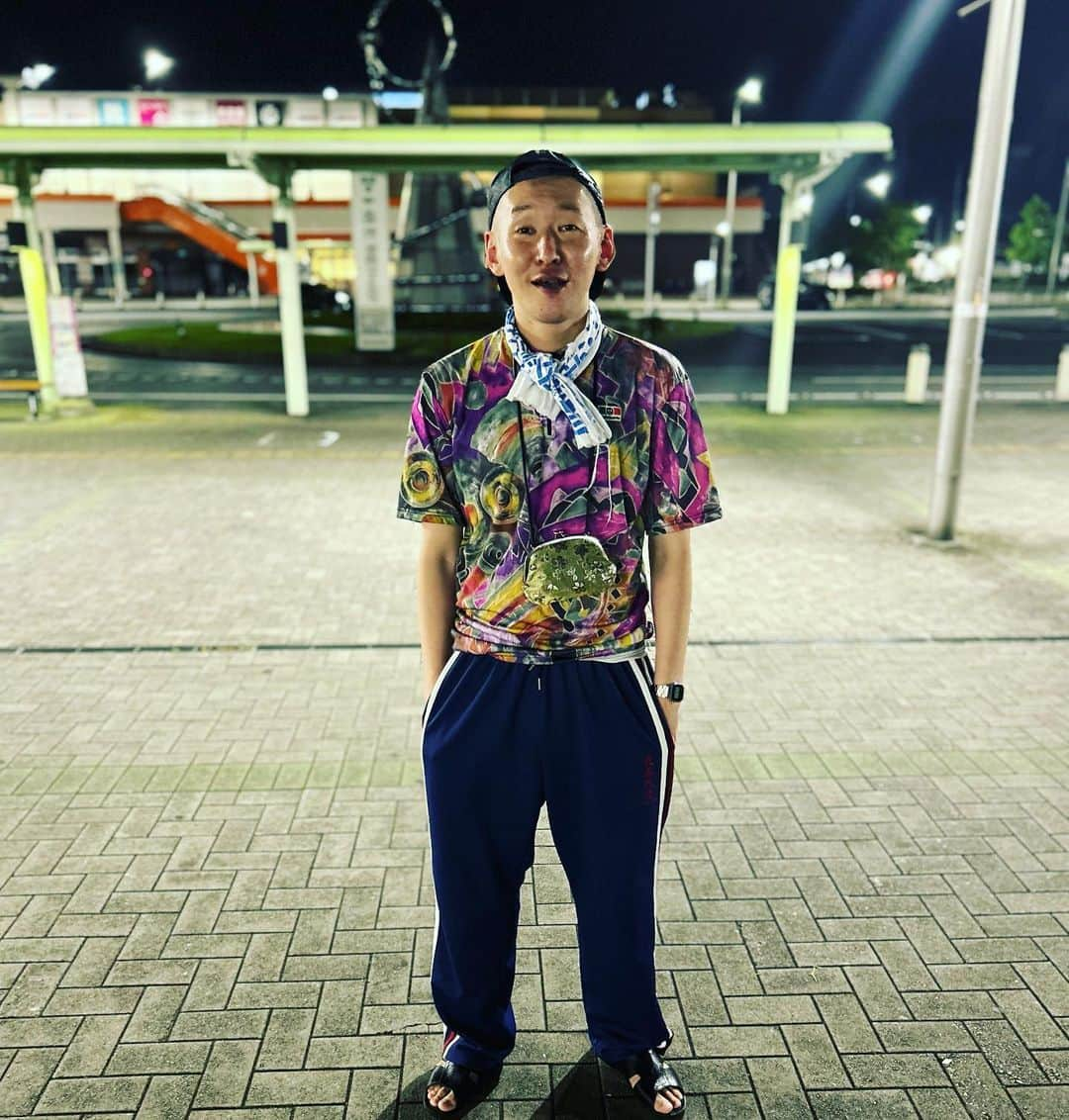 市川刺身さんのインスタグラム写真 - (市川刺身Instagram)「今日の服装。 幕張3ステの日。 終わりはアイロンヘッドナポリさんとの帰り道。  十四才で購入した自転車乗りの服は柄がイカしてるし素材が乾きやすいから暑い日にもってこい。 最高円寺のジャージで体を楽に。 十四才で購入した帽子に黒の便所サンダル金のがま口と首に手ぬぐい。  幕張3ステ出させて頂いた帰り道にアイロンヘッドのナポリさんが『刺身はこのあと何かあるか？俺の調査したナポリルートどうや？』と言ってくれて新習志野の湯〜ねるに行かせてもらって風呂上がりにベンチでアイス食べてナポリさんに撮って頂きました。 ナポリさんとたくさんお喋りして楽しかったです。 7/15.19:00のベストネタライブ『ジョーカー』はもうすぐです。 是非観に来てください。 明日は名古屋に行かせていただきます。 ナポリさんありがとうございます。  #今日着た服 #ファッション #古着 #幕張 #アイロンヘッド #ナポリさん #調査の男」7月11日 23時29分 - soitsudoitsu