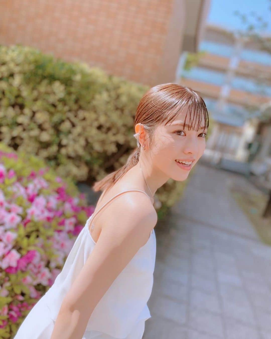 石原夏織のインスタグラム：「☁️🫧🤍  #paraglider #浜松 #MV #石原夏織」