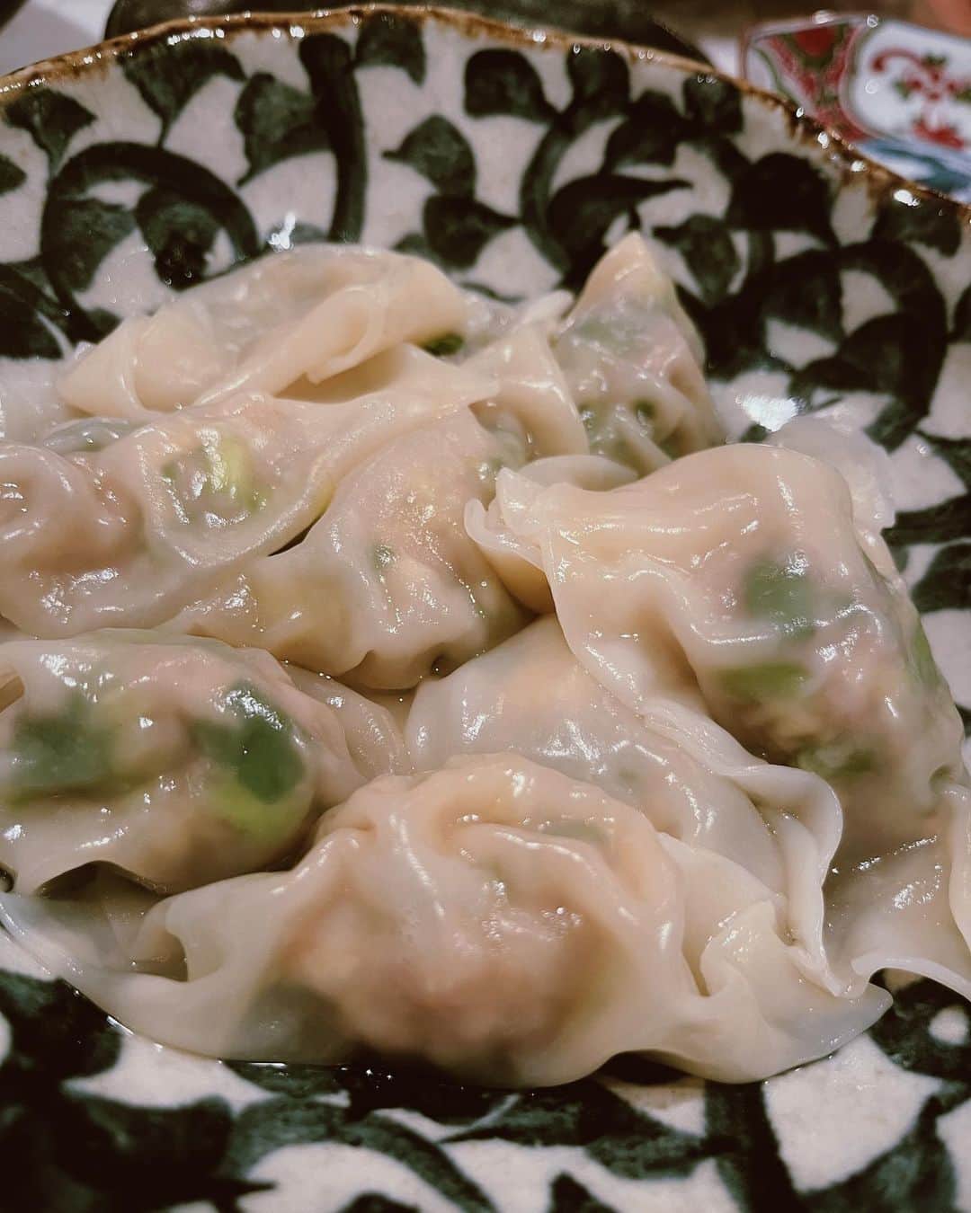 森矢カンナのインスタグラム：「料理は生きる術Part2🧄  修行の日々は続く、、、  1.もちろん焼き餃子も作りました🥟 2.家焼肉最高！ 何故かいつも食卓にこんはる。家は一応隠す。 3.唐揚げとビールは兄弟、 4.大好きキラ星の農園の無農薬あやめ雪の糠漬け。ぽりぽりと幸せ。 5.アジフライ！ふわっとかりと出来た！ 6.父に突然渡された山椒で山椒仕事。ちりめん山椒をこさえた。 7.外食番外編。 ぷりぷり過ぎた牡蠣達。あつあつの石の上で牡蠣の昆布焼き。もちろん日本酒と。 8.外食番外編。 美味しすぎると睨むらしい。。。残念。」