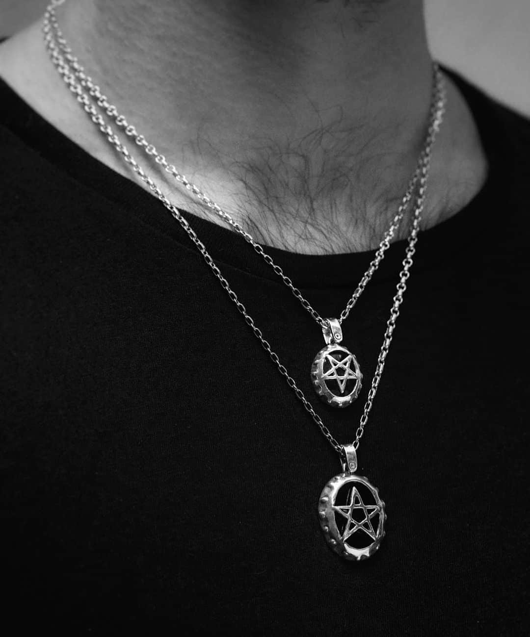 アレックスストリーターのインスタグラム：「Black Onyx // Sterling silver - a perfect pairing… The Pentamulet Pendant available in two sizes over at AlexStreeter.com #AlexStreeter #pentagram」