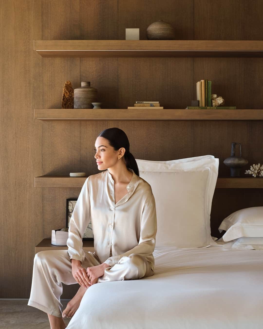 フレッテのインスタグラム：「With its graceful drape and exquisite craftsmanship, silk Frette to Wear elevates lounging to a realm of refined indulgence.⁠ ⁠ #Frette #FretteToWear」