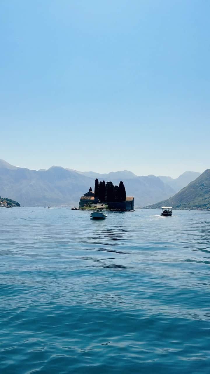 アリス・ガオのインスタグラム：「easy, breezy, beautiful boat day touring the bay of koror with @ooportonovi  💨🌊🚤 #oomoments #adriatichaven」