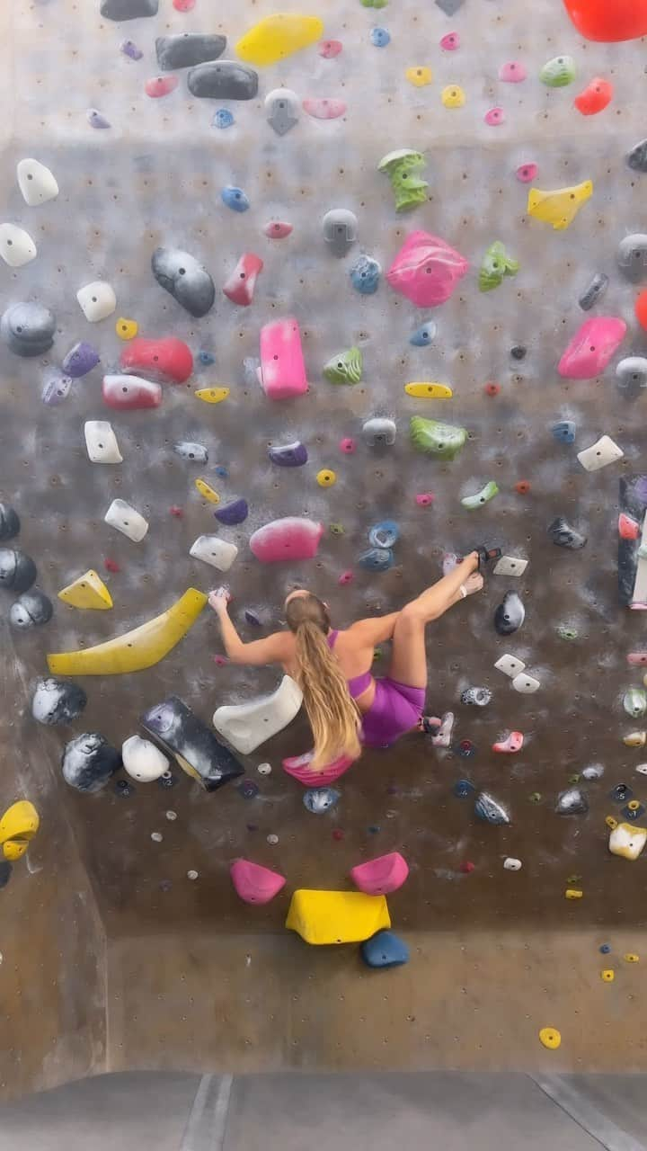 マーゴ・ヘイズのインスタグラム：「SUMMER POWER UP 💜🌸 (i’ll never stop using footholds as handholds. sry. not sry) @thenorthface @thenorthface_climb @petzl_official @lasportivana @frictionlabs」