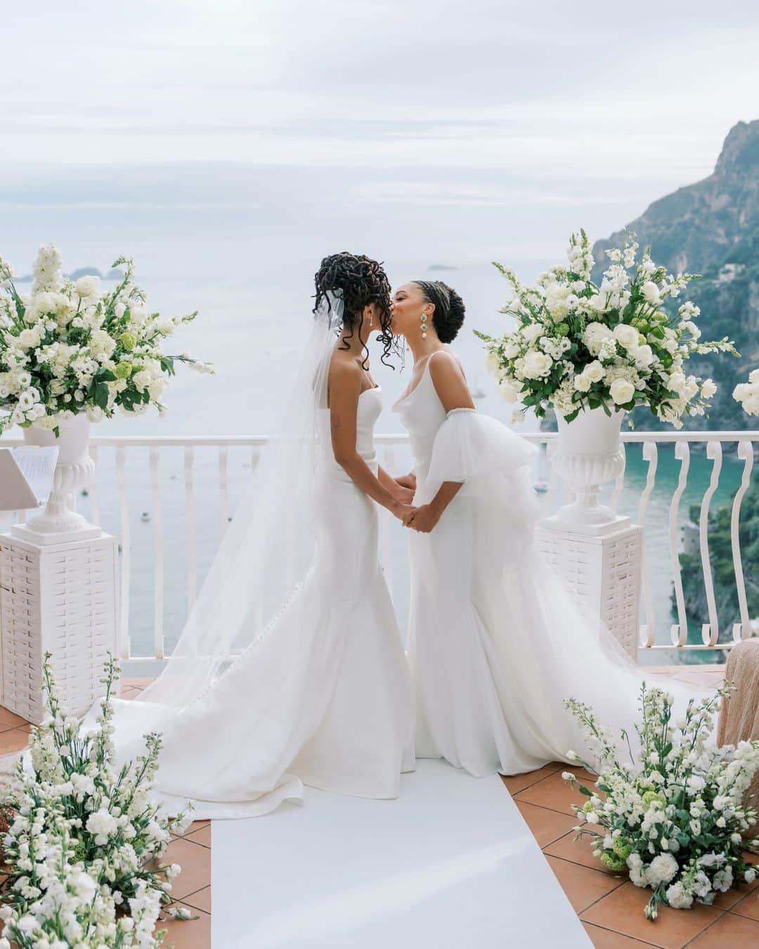 Pronoviasさんのインスタグラム写真 - (PronoviasInstagram)「A moment that lasts forever 💛   #PronoviasBrides @kaylahcburton and @ccallenfilm absolutely breathtaking in Oberon & Antiope dresses 💛   Photography: @juliakaptelova_photography  Venue: @villaoliviero  Event Planning: @lacallaevents  Hair and Makeup: @beautylivery @enim_makeup  Flowers: @floragardenpositano  Stationery: @italy_wedding_accessories  Musicians: @weddingdeejay @string4you  Accessories: @christienicolaides Cape: @varca.bridal   Share your love story at pronovias.com/share-love-story ✨」7月11日 23時45分 - pronovias