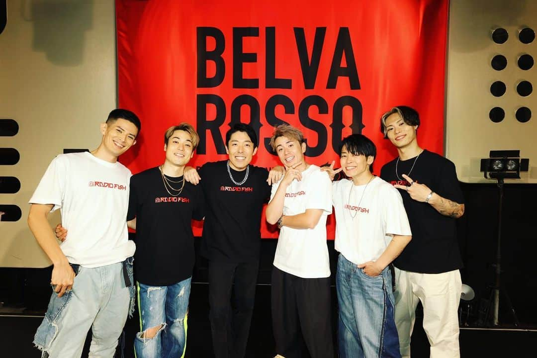 Show-heyさんのインスタグラム写真 - (Show-heyInstagram)「| RADIO FISH 再始動のLIVE［BELVA ROSSO］  無事終幕しました！  この日が来るまで色んな事を考え、作り、踊り、本番も緊張や不安、楽しみも沢山あったんだけど。  ステージに立って、それが全部削ぎ落とされて、ただただ楽しさしかなかった。  本当に一瞬  Liveでも発表しましたが。  2023年12月31日  大阪Zeppなんばでワンマンライブやります！  是非皆様お越し下さい チケット発売は8/13です！  また歌い踊り喋りますw  今日ご覧になった方々本当にありがとうございました！ 長らくお待たせしましたw  まだ見た事ない方  是非一度お越し下さい  僕らRADIO FISH全力で笑顔にします！  感想もお待ちしてます！  いやー青いペンライト綺麗だったぁw  #RADIOFISHLIVE」7月11日 23時48分 - showhey198366