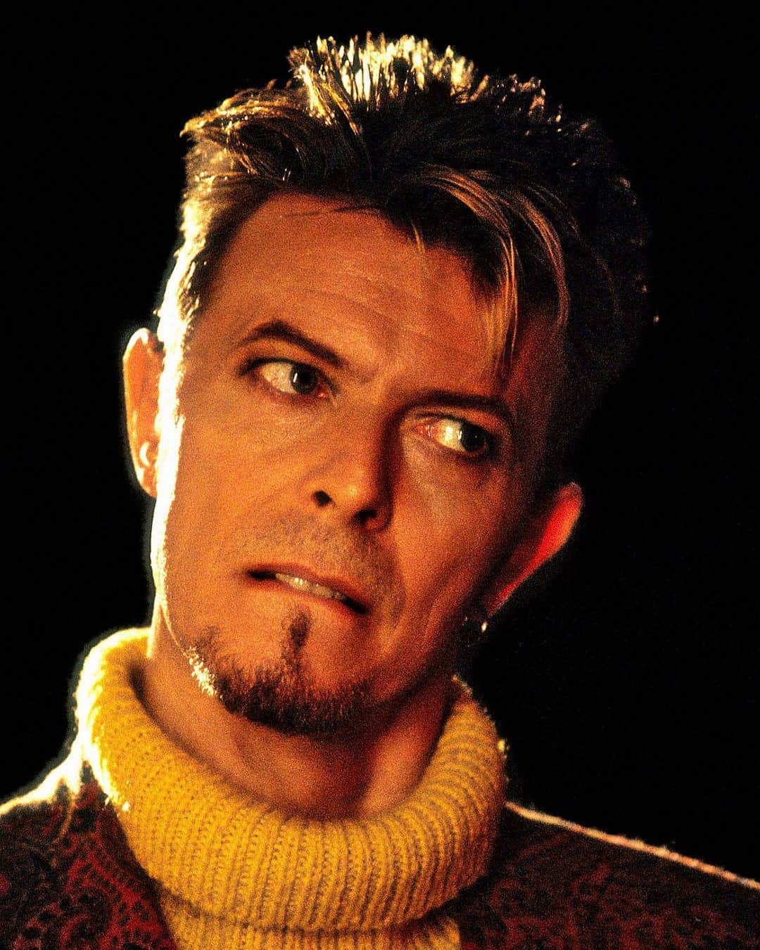 デヴィッド・ボウイのインスタグラム：「VOTE FOR YOUR FAVOURITE BOWIE VIDEOS  “Johnny looks up at the stars...”   You no doubt recognise the image here as being a still from the Dom and Nic-directed I’m Afraid Of Americans video.  Shot in New York City in October 1997, the video co-starred Trent Reznor and it seems to be pretty popular among fans of both Bowie and NIN alike.  And so, speaking of popular Bowie videos, we thought we’d ask you for your Top Five David Bowie song videos, wherein #1 is awarded 5 points and #5 would score 1 point. You can do the math on #2, #3, and #4.  EMAIL YOUR CHOICES to bowienet@icloud.com with a subject line of: MY FAVOURITE BOWIE VIDEOS.  It’s just for fun, but if we get enough entries, we’ll post the results here with a countdown to the top spot.   Please indicate if you’d rather your name wasn’t used when we post the results.  If you need a memory jog, you can watch the majority of David Bowie’s official music videos here: https://lnk.to/DavidBowieOfficialVideos (Linktree in bio)   #MyFavouriteBowieVideos  #BowieImAfraidOfAmericans」