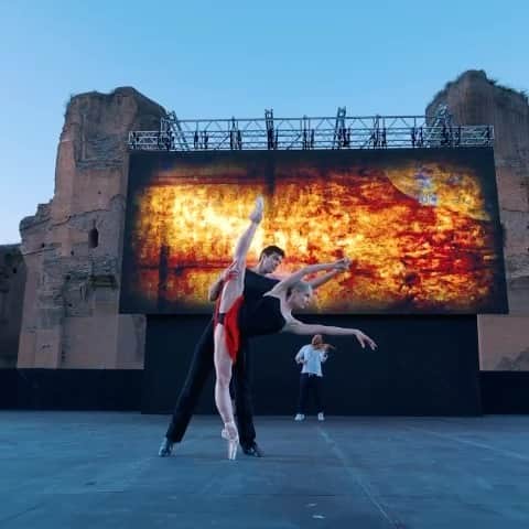 ロベルト・ボッレのインスタグラム：「Finite tutte le prove a Caracalla, ci si prepara per lo spettacolo. Stasera, domani e dopodomani tre spettacoli con un cast imperdibile.  Ci vediamo in questo luogo magico.  @__melissahamilton @adamzhanbaktiyar @melnik_tanya88 @valentine_colasante @paulmarque @marachok @antoniocasalinho_official @casiavengoechea @traviscknight @alessandroquartaofficial  📸 @dancersdiary  @opera_roma @ticketone.it @officialrobertobolle #bolletour2023 #robertobolleandfriends  #termedicaracalla」