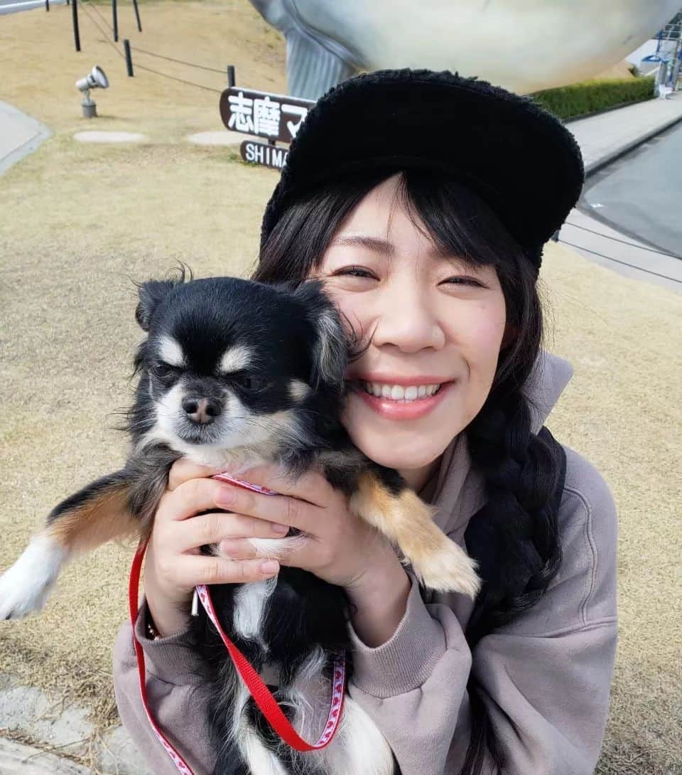 服部ひで子のインスタグラム：「吉本新喜劇座員総選挙👑開催中‼️  【 ７/１１(火)１４日目】 投票が始まり２週間が経ちました🌈✨  新喜劇ではマドンナでもなく、三枚目でもなく、いつも目立つ役回りでもないのに、私を応援してくれる人がいるなんて✨ 投票してくださる皆様……そのありがたさを痛感しております(*´ω｀*)✨‼️  みんな、いつもありがとうございます！ 引き続きよろしくお願いいたします！！！  ━━━━━━━━━━━━━━━━━━━━━━━ 🍀吉本座員総選挙2023🍀  ◆10/8(日)「吉本新喜劇まつり」の出演者を決める総選挙。  ◆上位２５名 ＋ 世代別じゃんけんの勝者５名。  ◆投票期間【6/28～8/13】  ◆１日１回投票可能。(座員３名を選出) ━━━━━━━━━━━━━━━━━━━━━━━ 投票ページ(吉本新喜劇座員総選挙ホームページ)へのアクセスは、ストーリーズにリンク貼っております💡  【 投票の方法 】 1️⃣よしもとチケットサイト   FANY IDへ登録(無料)。  2️⃣吉本新喜劇座員総選挙HPへアクセス   １日１回、座員３名を選んで投票。  #吉本新喜劇 #服部ひで子  #吉本新喜劇座員総選挙」