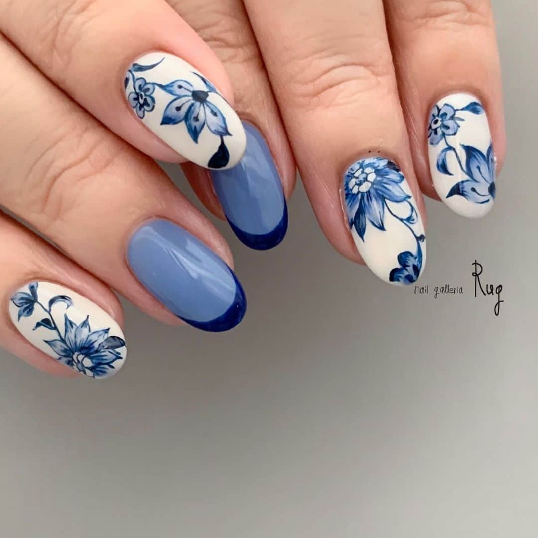 aoki_nailさんのインスタグラム写真 - (aoki_nailInstagram)「Blue  pottery 🫐  陶器の柄みたいな 涼しげフラワー  同じようで 指によって 一つずつ変化のある柄に＊  いつもありがとうございます＊  nailgalleria  Rug〈ラグ〉 大阪市北区中崎西2-6-3   #手描きアート#手描きデザイン#手描きネイル#夏フットネイル#フットネイル大阪#アートネイル大阪 #instanail#nails#絵#イラストネイル#フットネイルデザイン #アートネイル大阪地#秋ネイル#インポートドレス #アートネイル#トルコ陶器#トルコ雑貨#rugペイントC」7月11日 23時57分 - aoki_nail