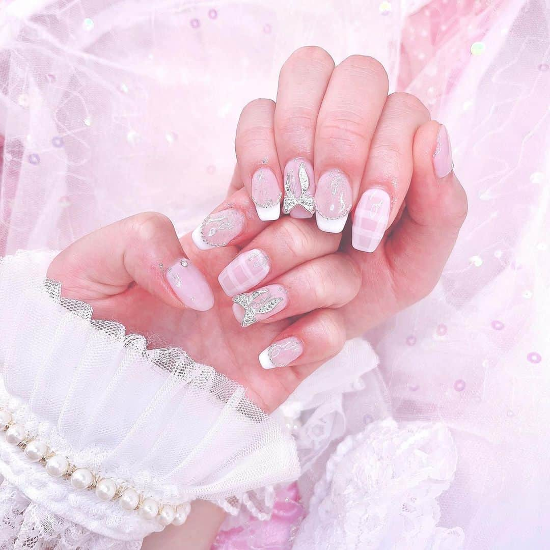 田北香世子さんのインスタグラム写真 - (田北香世子Instagram)「ギンガムチェックとリボン🎀  #newnails #かよよんネイル #ギンガムチェックネイル #リボンネイル #スクエアフレンチ #チェックネイル #夏ネイル」7月11日 23時50分 - kayoko_takita