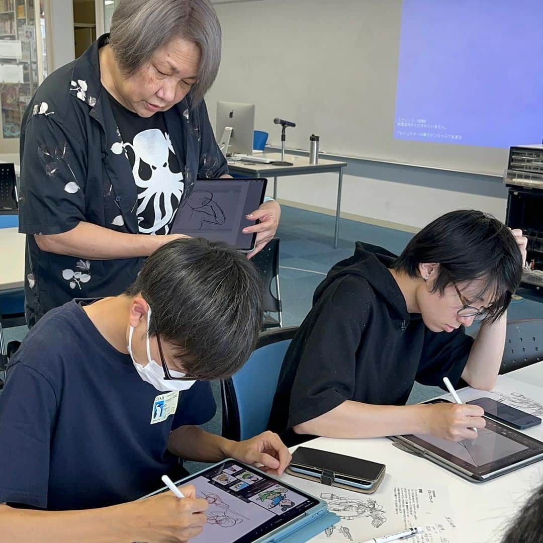 松村太郎のインスタグラム：「All of students and Sensei of #Manga class at Kobe Design University are using iPad and Apple Pencil. Students send their work via AirDrop. Sensei corrects and sends back via AirDrop. Super productive!  #iPad #ApplePencil #AirDrop #神戸芸術工科大学 #多田由美」