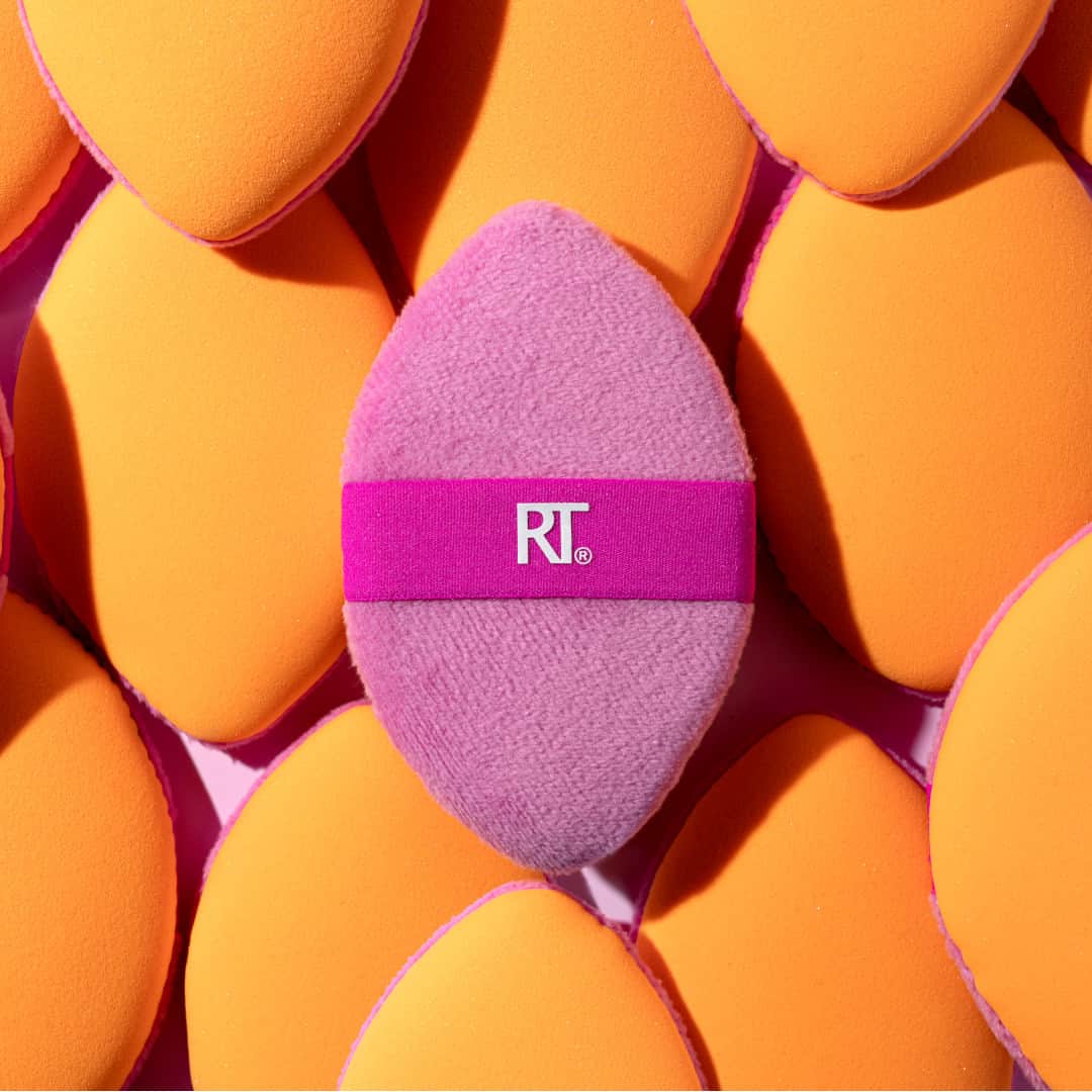 Real Techniquesのインスタグラム：「☁️ Cloud skin is in + the key to creating that filter-like effect is POWDER.  💗 Apply to the contours of the face for an instant smooth, lift, + a blurred finish.   Shop our NEW Miracle 2-In-1 Powder Puff @UltaBeauty」