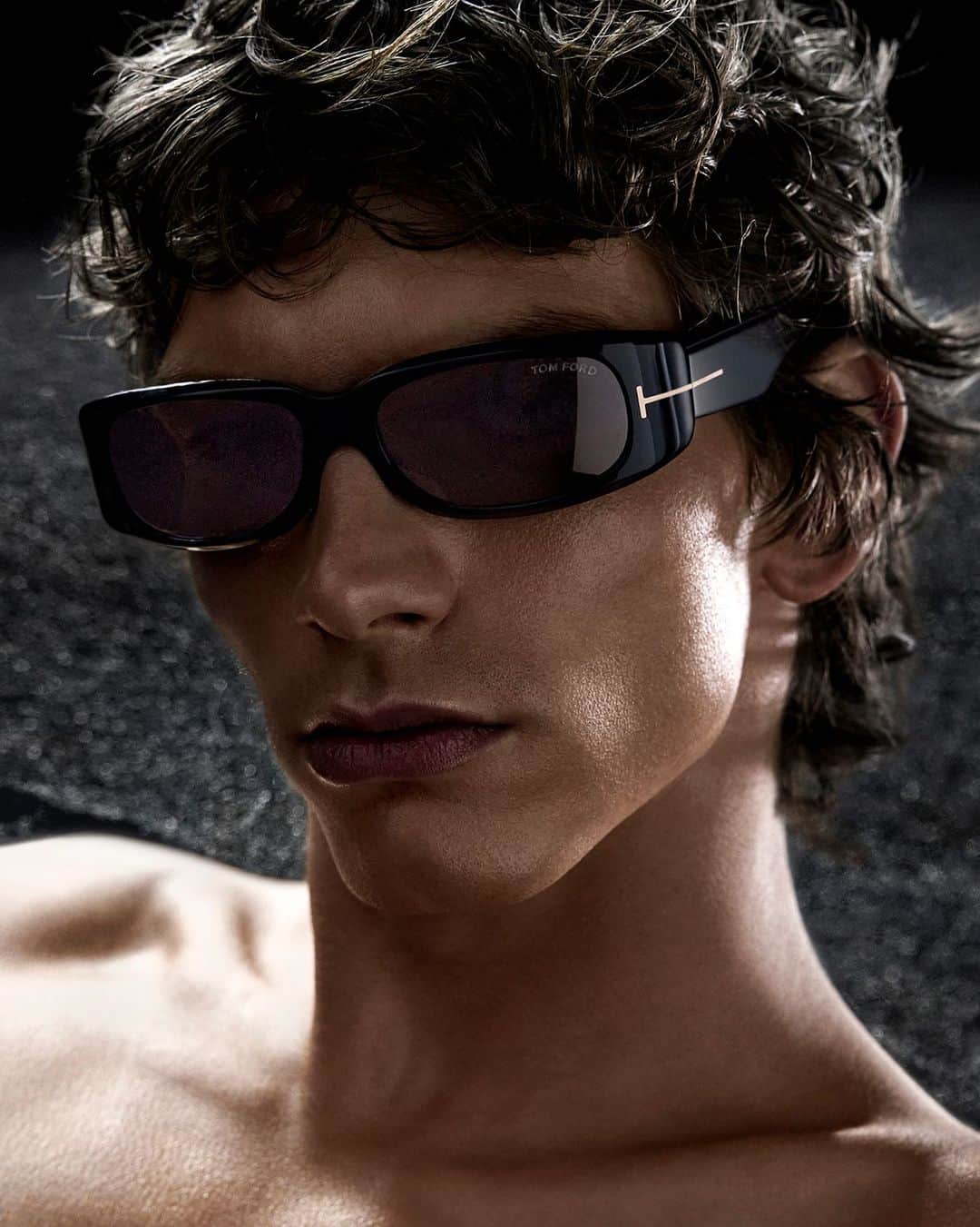 トムフォードのインスタグラム：「DISCOVER THE LATEST IN TOM FORD SUNGLASSES.   OVERSIZED AND EDGY - VISION OF CONTEMPORARY LUXURY.   #TOMFORD」