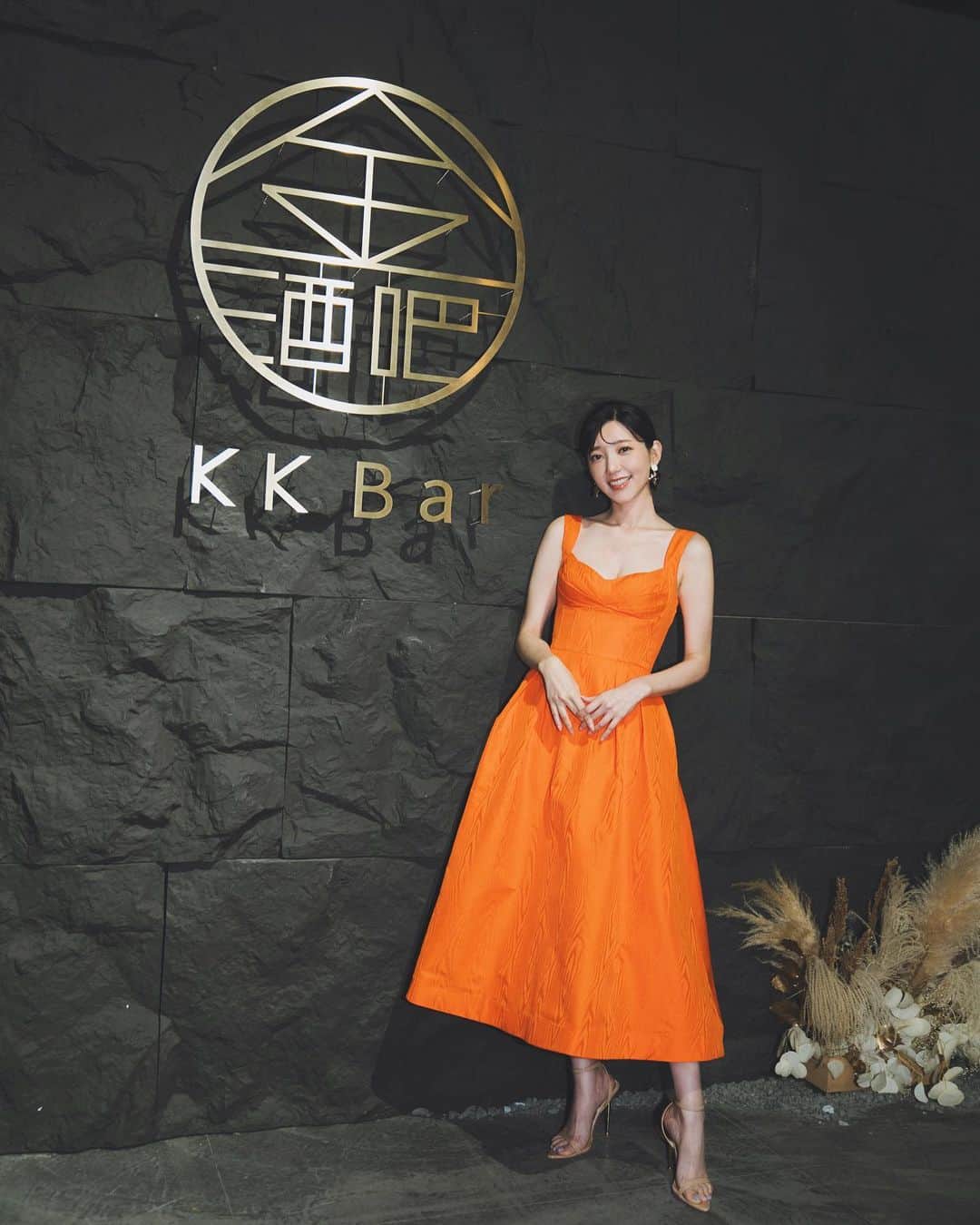 パフ・クオのインスタグラム：「：  KK bar 金酒吧🍸  很用心的沉浸式策展  大家一定要來體驗看看🫶🏻  . . .  💄 @jadeleemakeup  💇🏻‍♀️ @10olooff  👗 @melinachen  📷 @aprilfooool_  @金門酒廠 #金門高粱酒 #KKBar #文化入酒當代品酩」